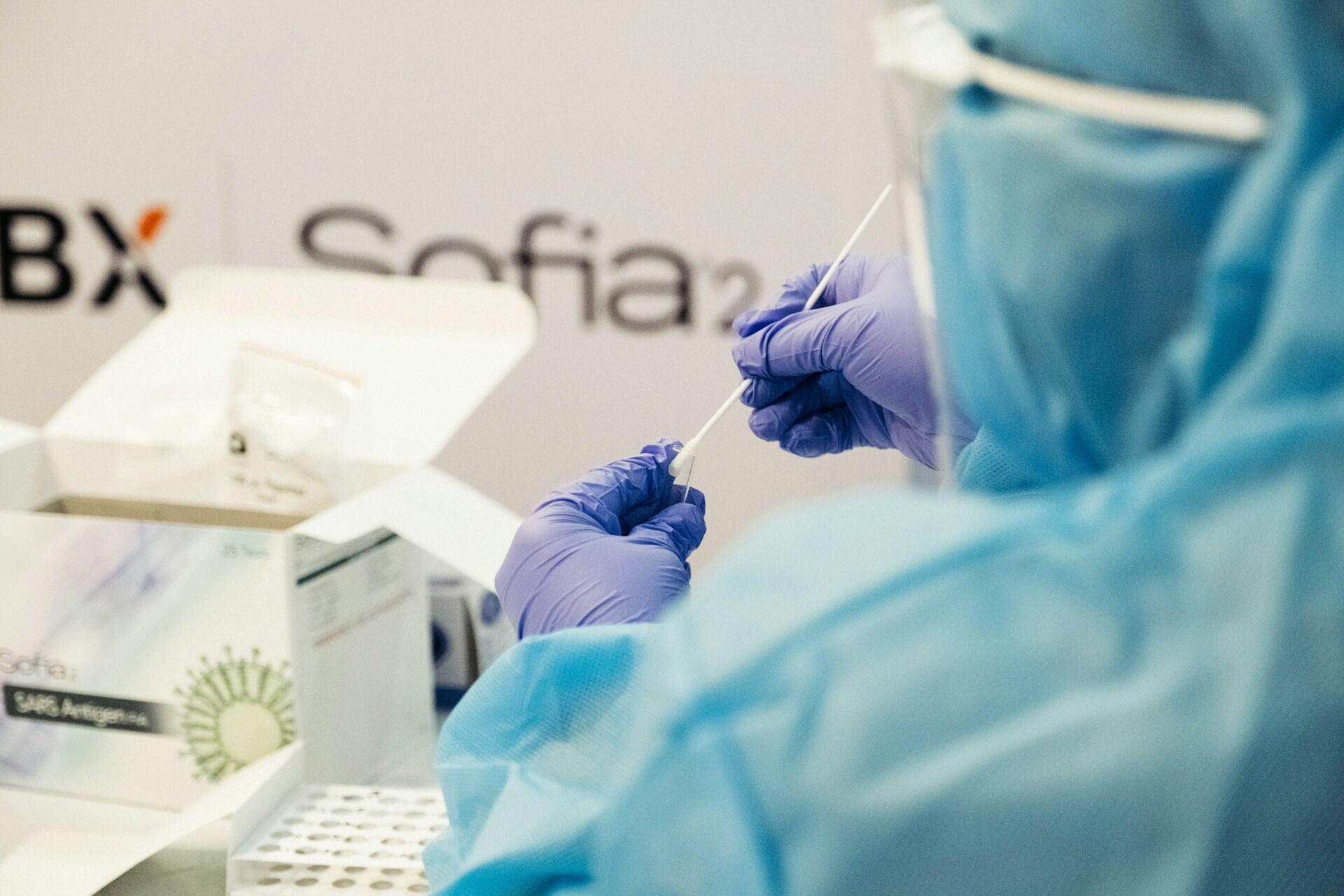 Žmogus dirba laboratorijoje