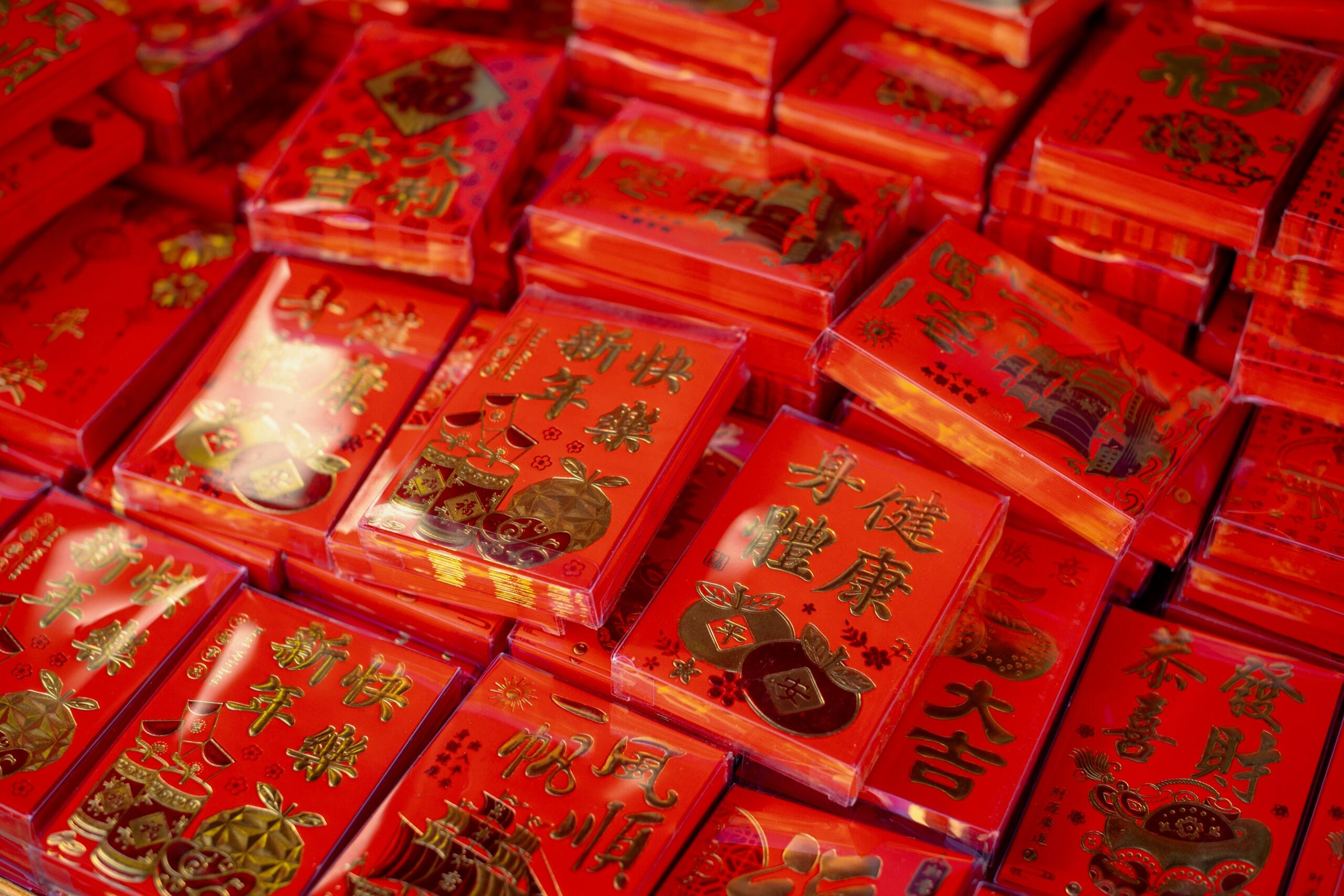 Raudonos dekoracijos su hieroglifais