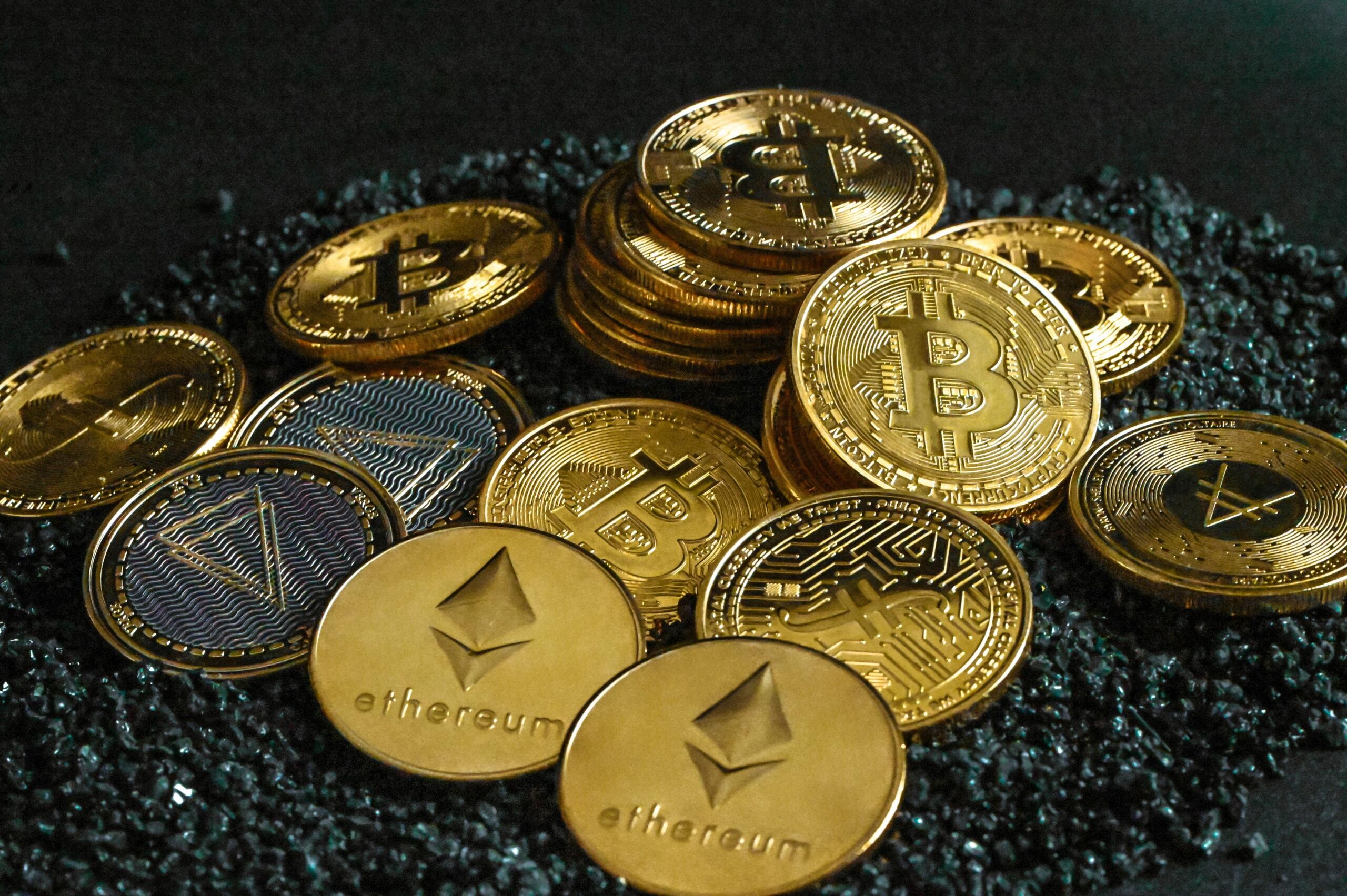 Bitcoin ir Ethereum monetos ant tamsaus paviršiaus