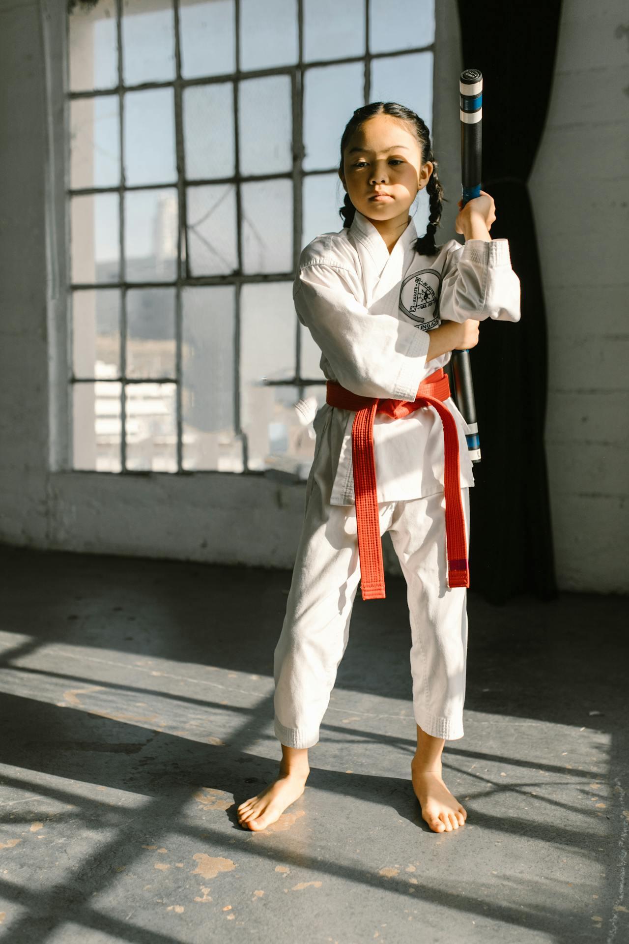 Mergaitė karatė pamokoje