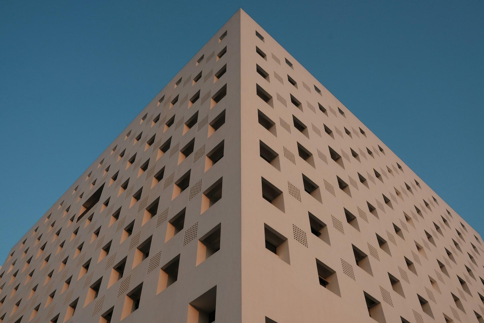 modernus pastatas iš apačios