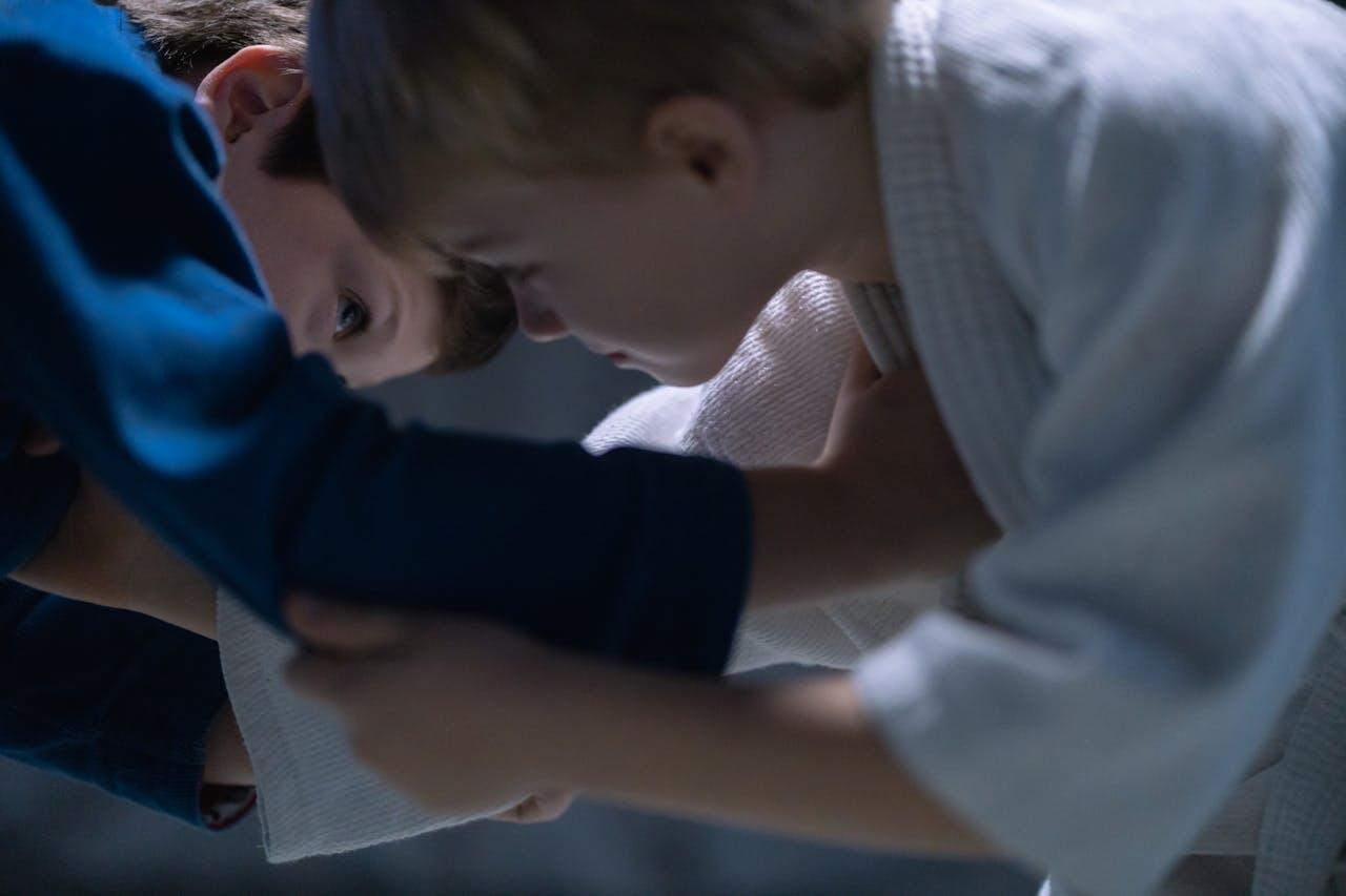 Vaikai užsiima kovos menais