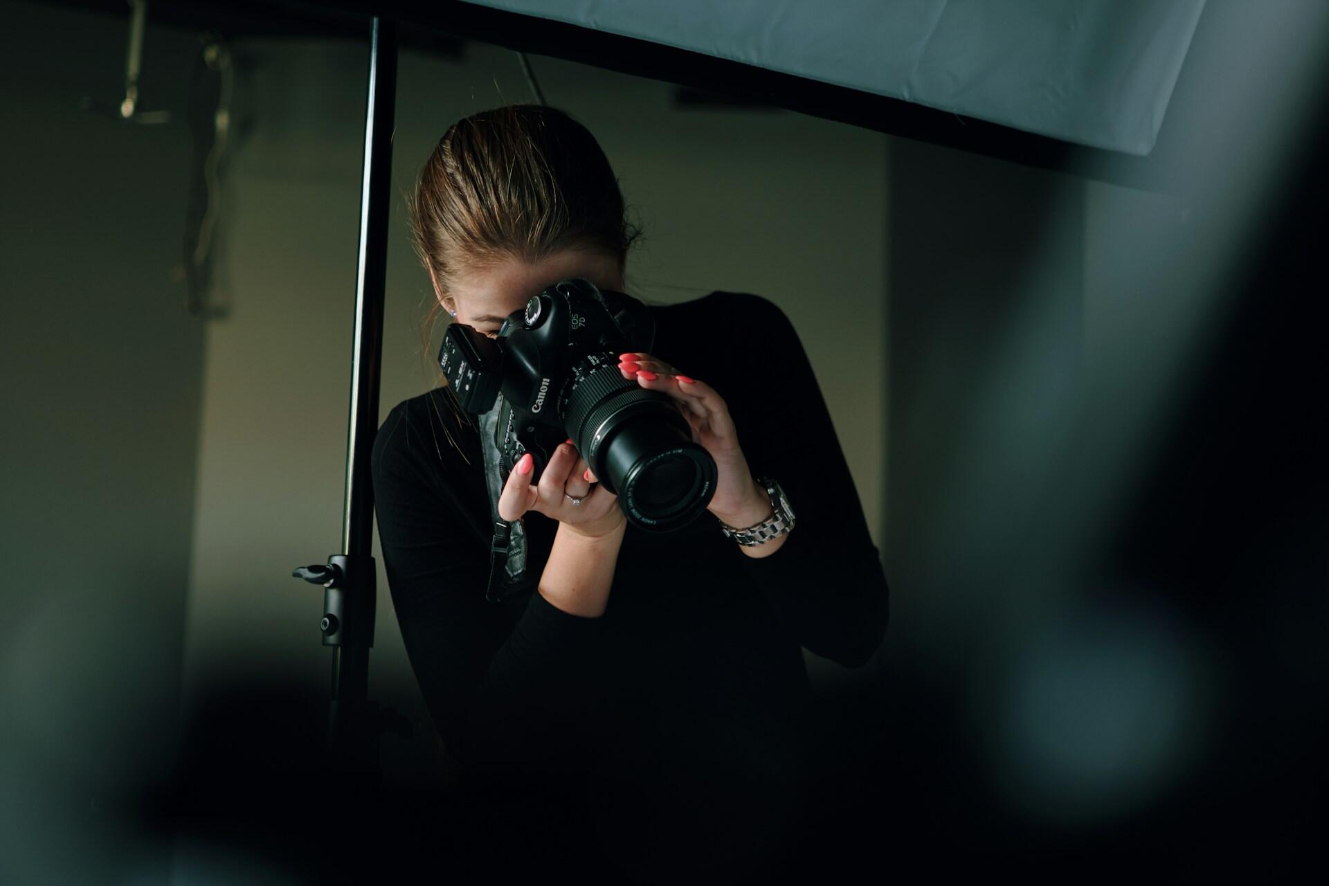 Mergina fotografuoja su fotoaparatu.