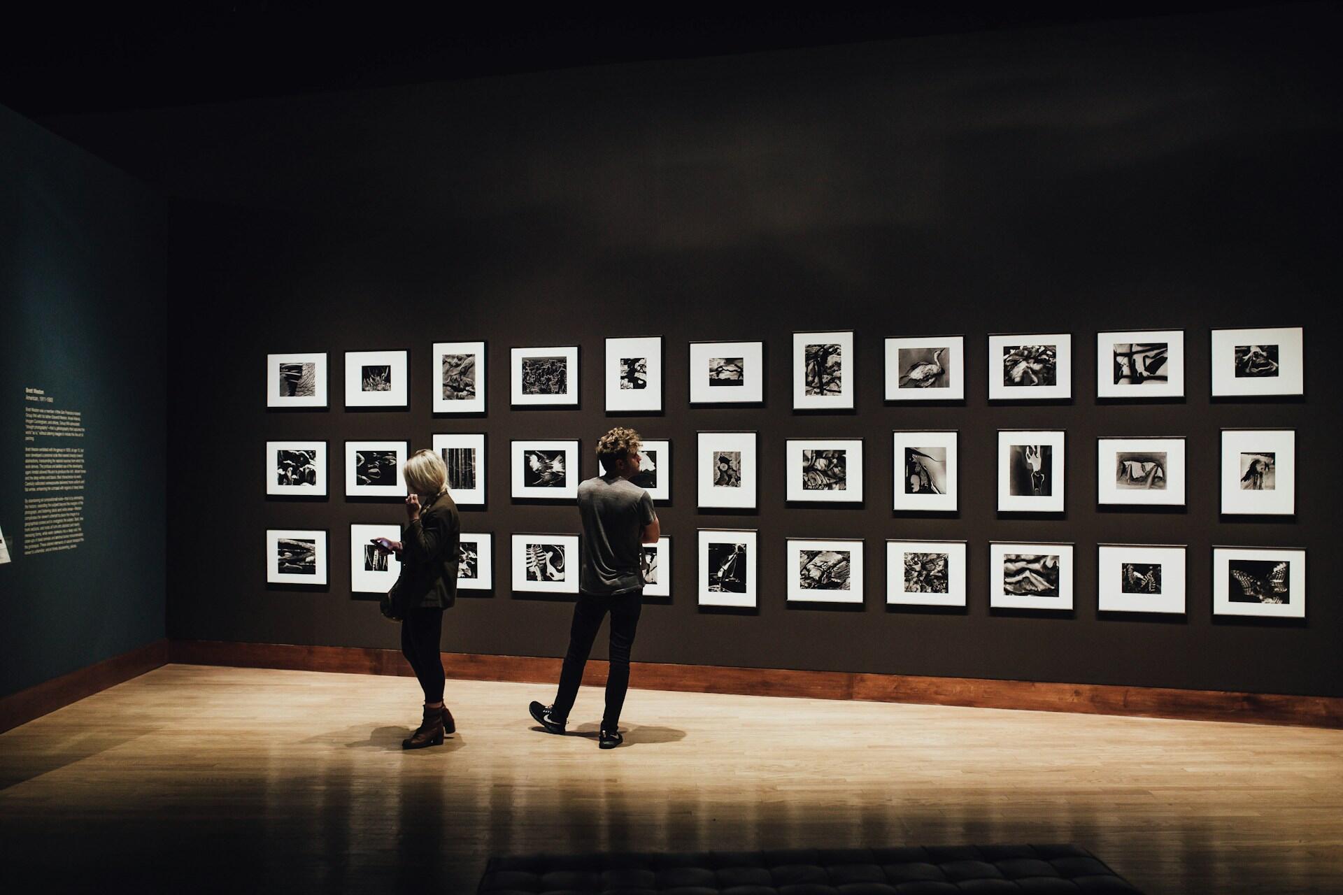 Muziejus su fotografijomis ant sienų.