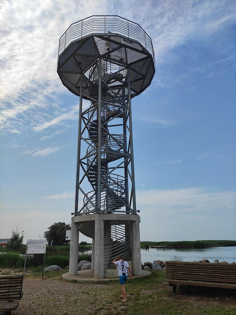 Drevernos bokštas su Kuršių mariomis už jo.