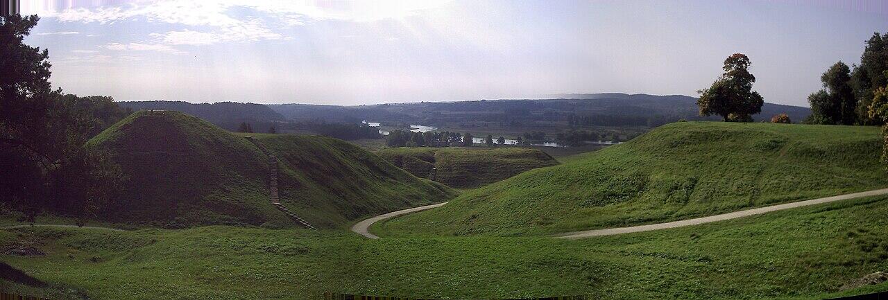Kernavės piliakalnių vaizdai
