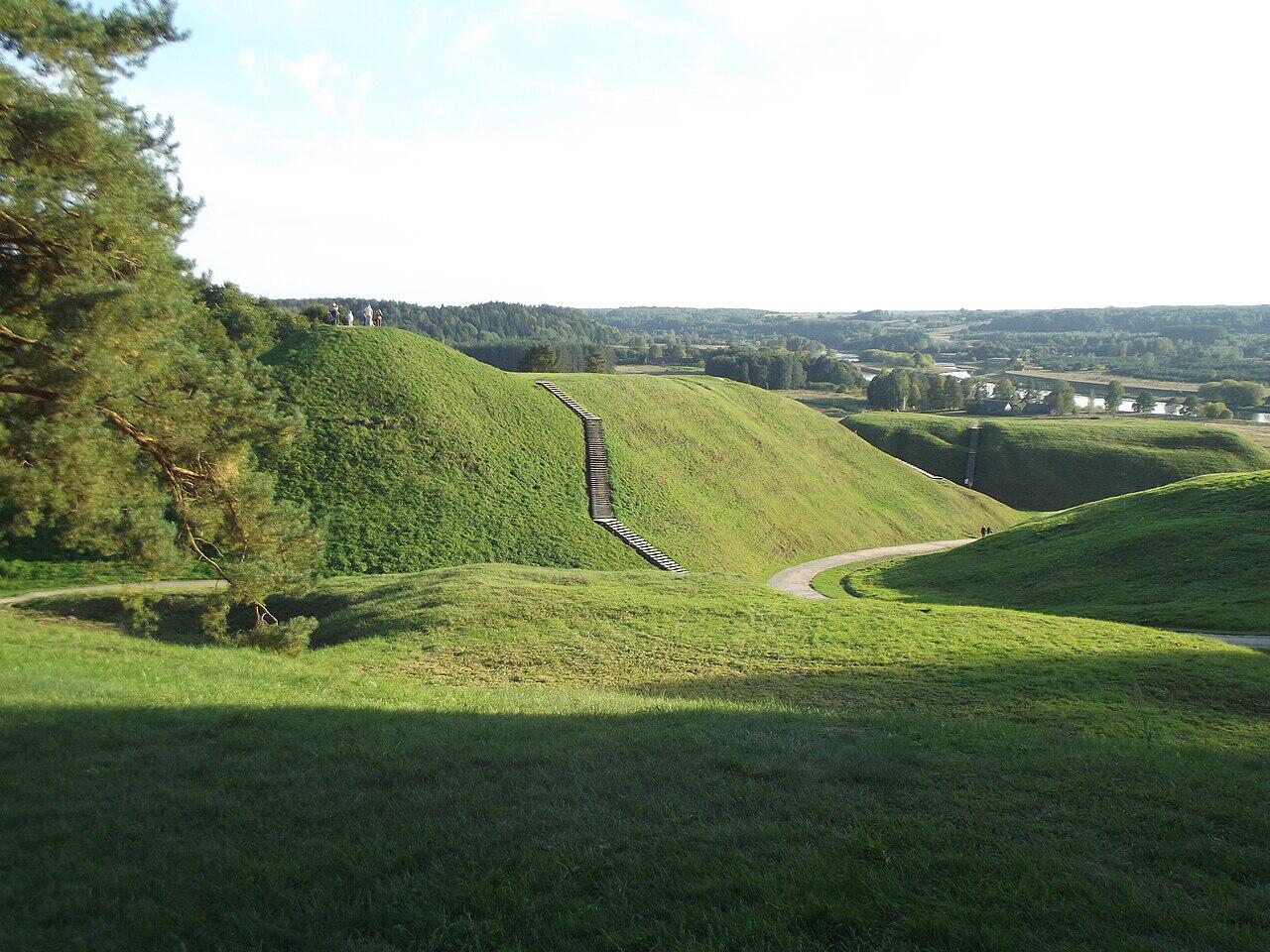 Kernavės piliakalnio vaizdai.