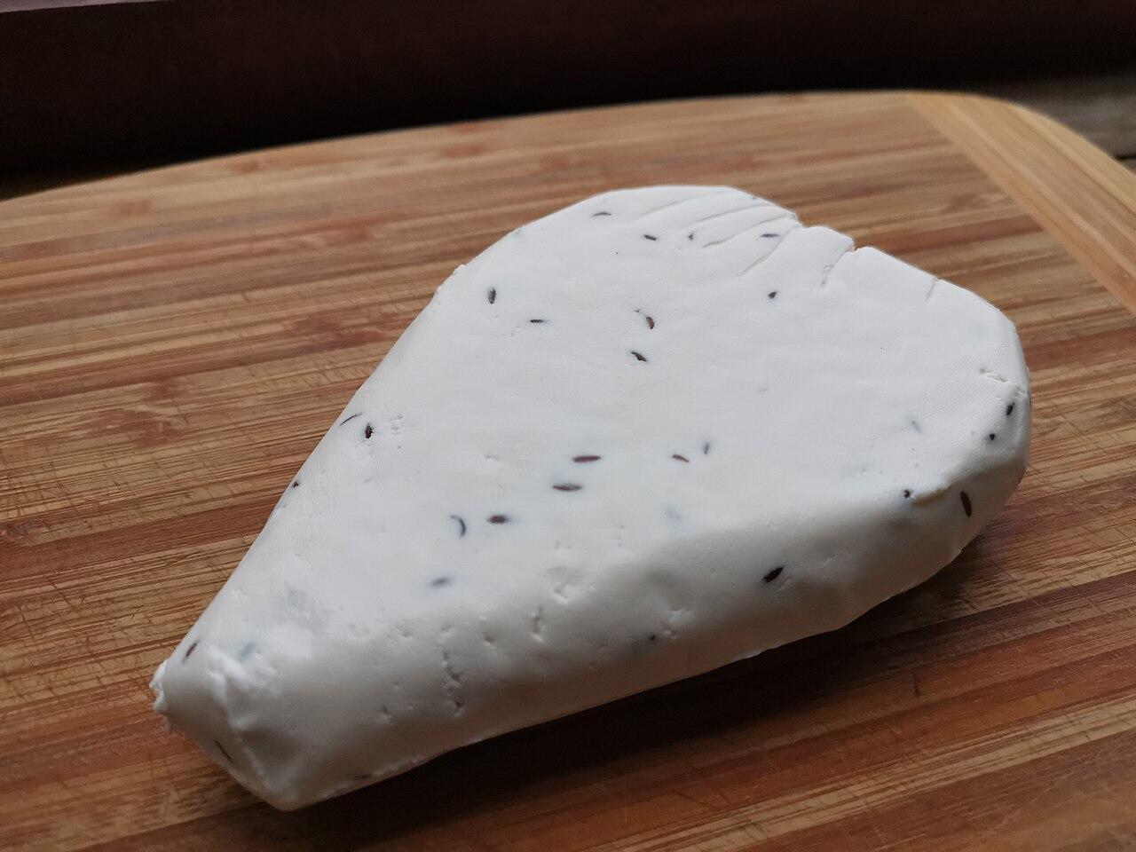 Varškės sūris ant medinės lentelės.