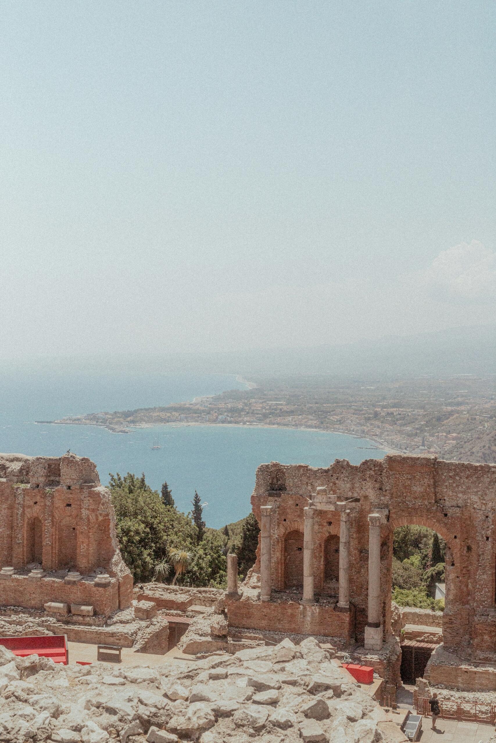 Graikų teatras taorminoje su vaizdu į jūrą.