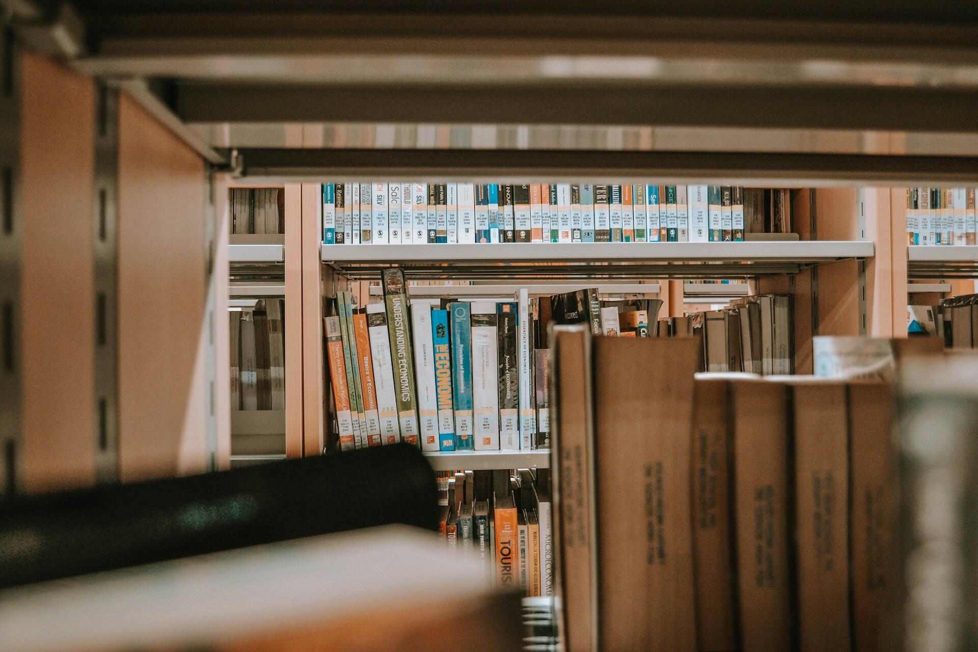 Biblioteka su vadovėliais lentynose