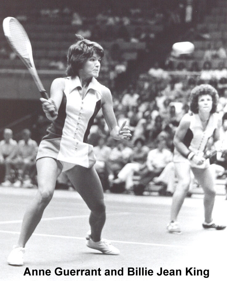 Billie Jean King žaidžia tenisą
