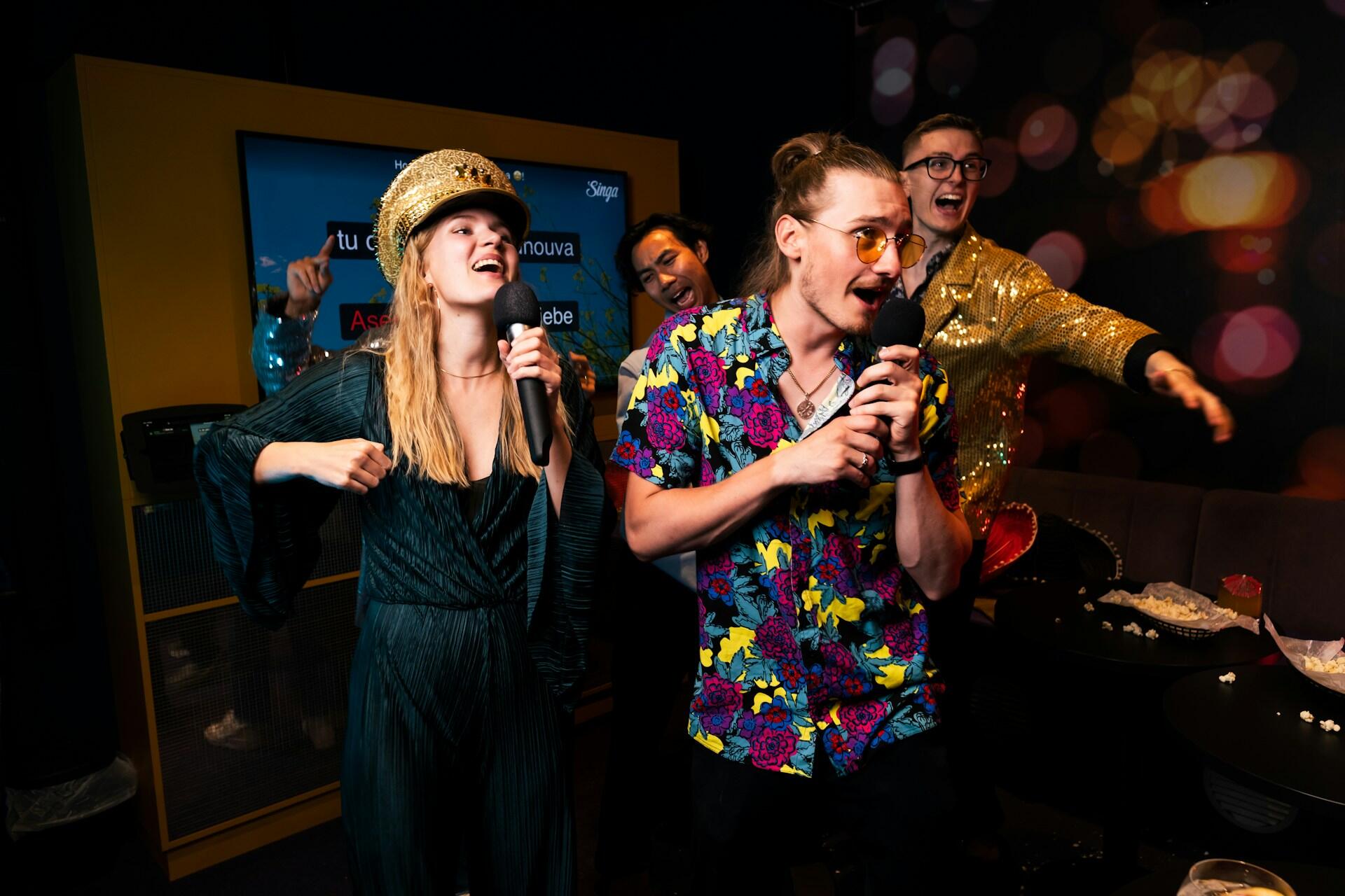 Du žmonės dainuoja karaoke