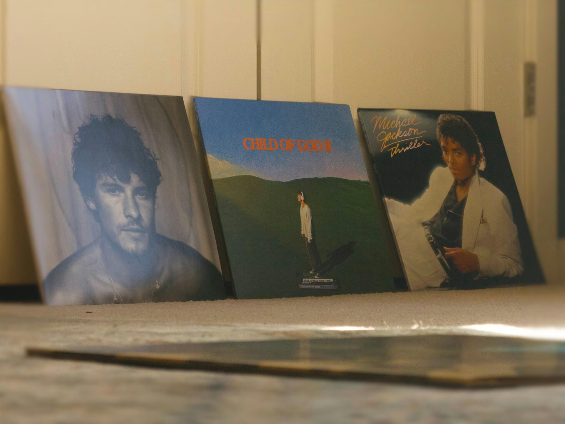 Trys vinilai prie sienos