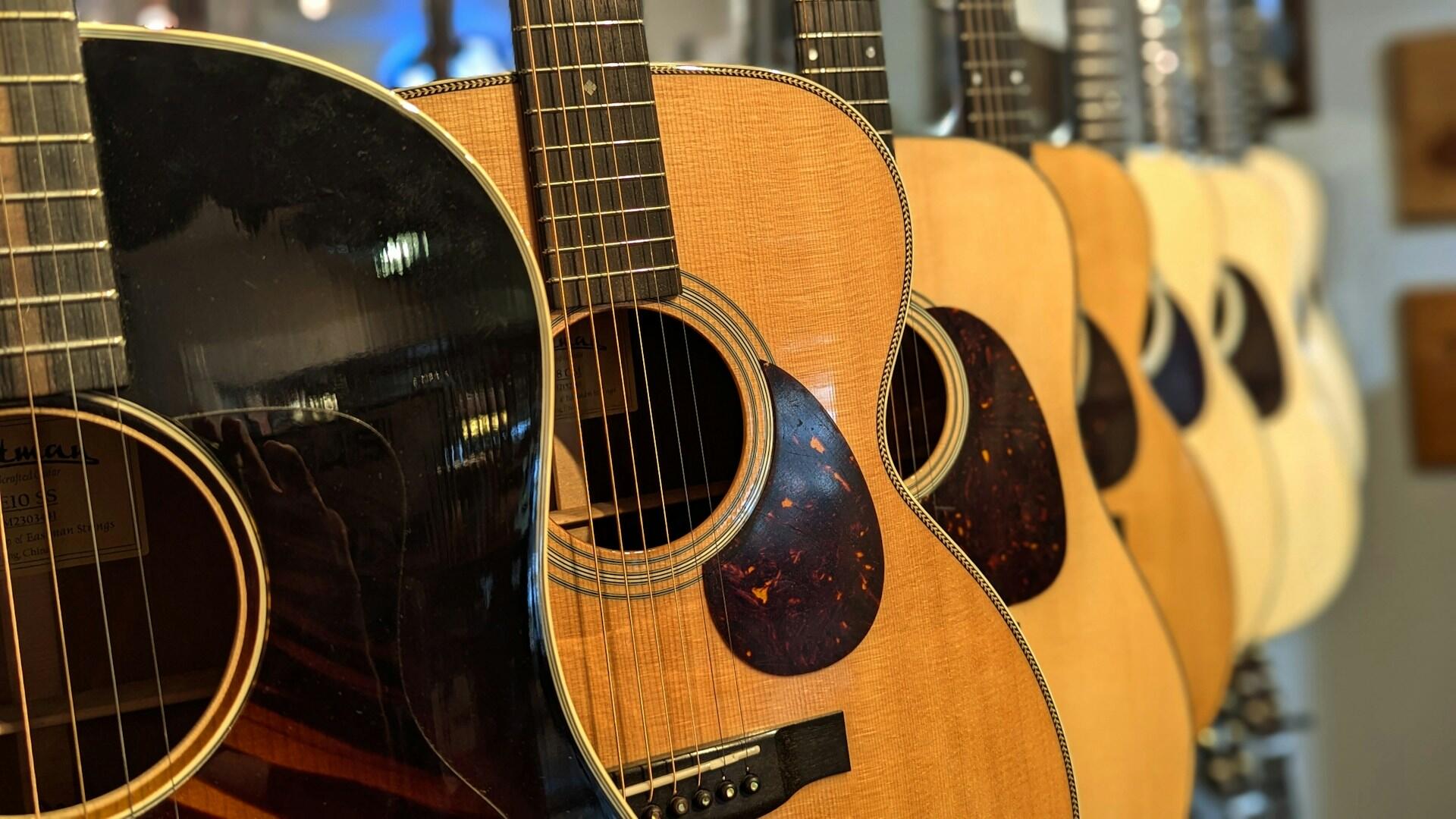 Akustinės gitaros, sudėtos parduotuvėje