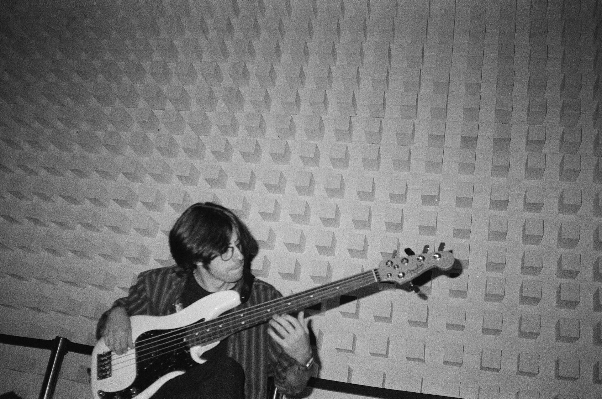 Vaikinas groja elektrine gitara