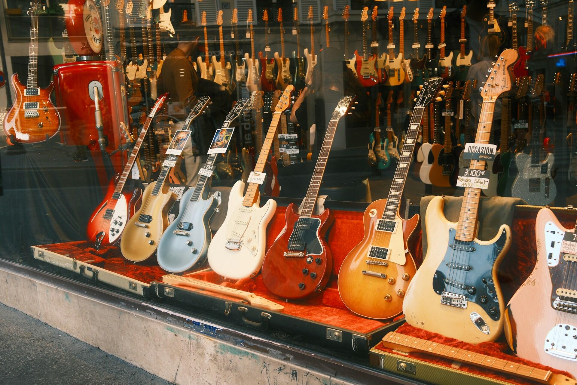 Elektrinės gitaros sudėtos parduotuvės vitrinoje