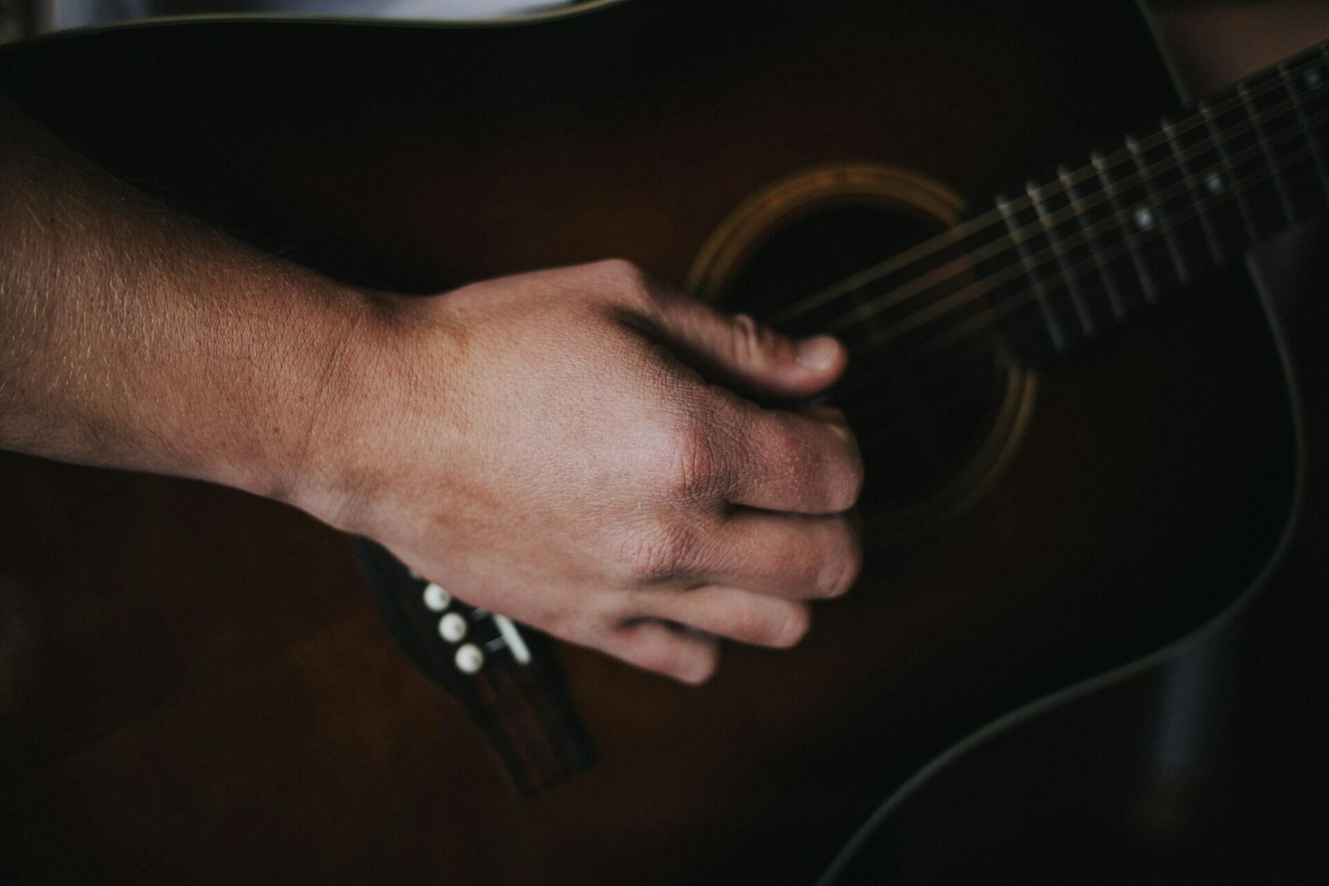 Ranka ant gitaros stygų