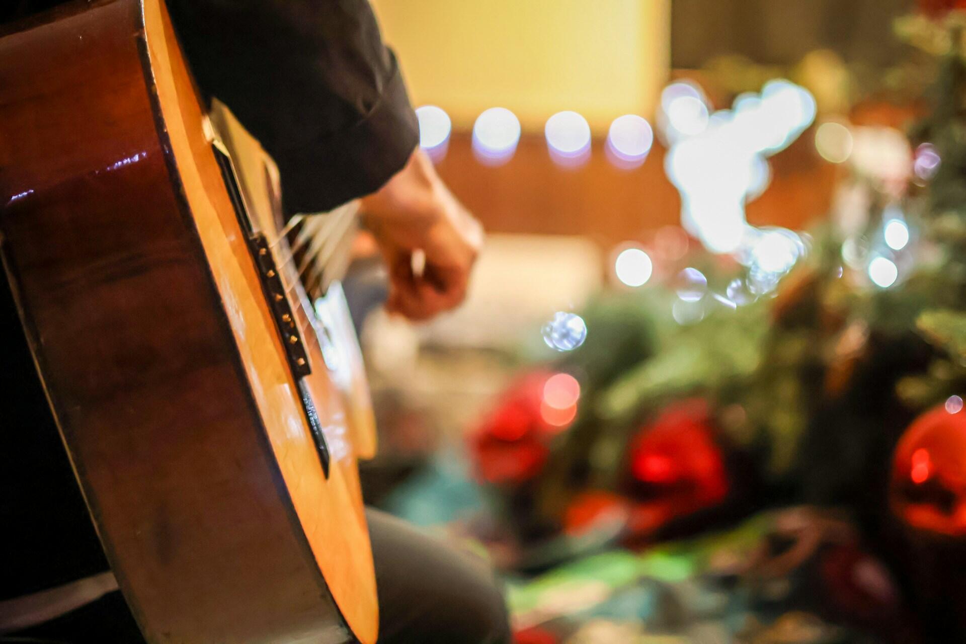 Žmogus groja gitara