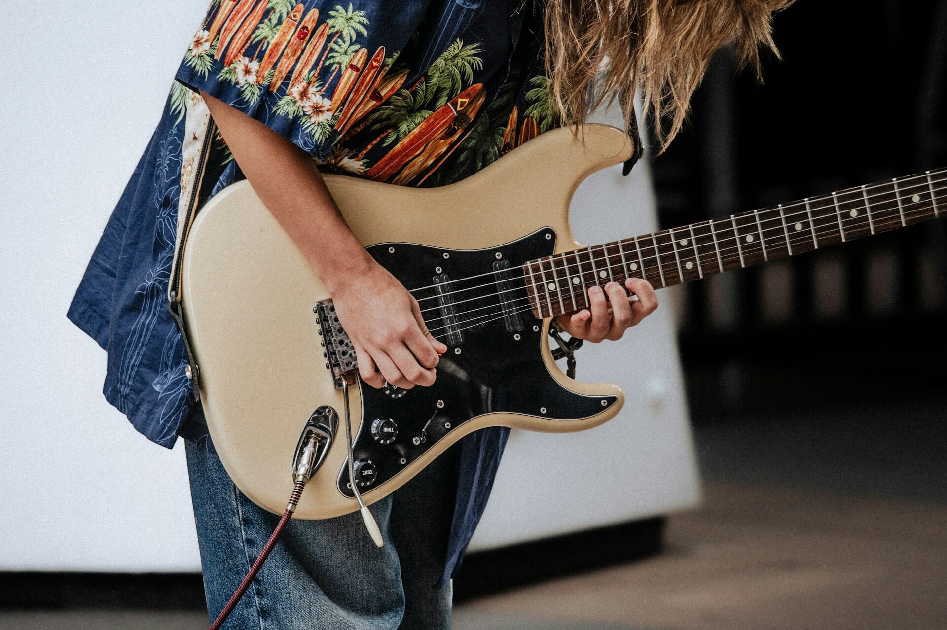 Mergina groja elektrine gitara