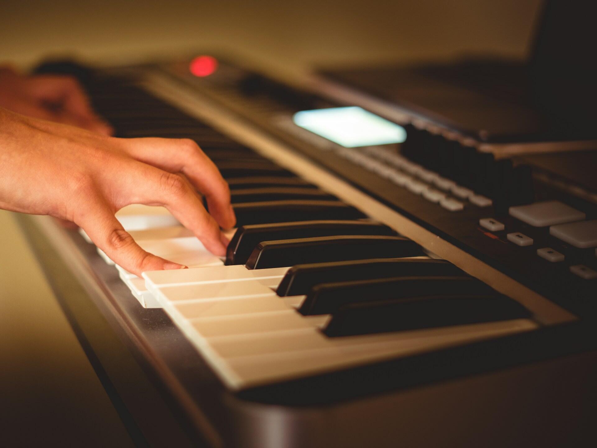 Rankos groja paprastu elektroniniu pianinu