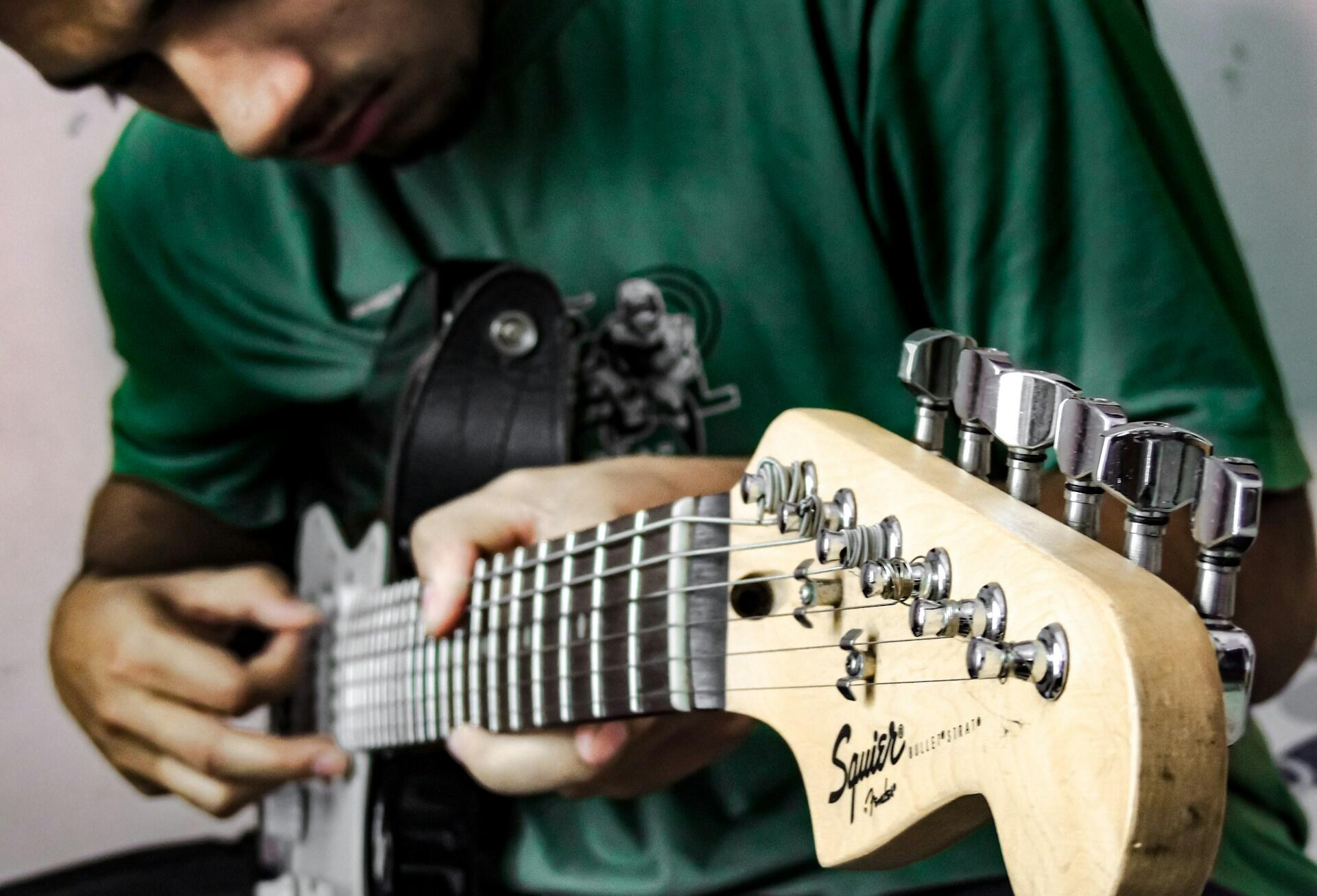 Vaikinas groja elektrine gitara