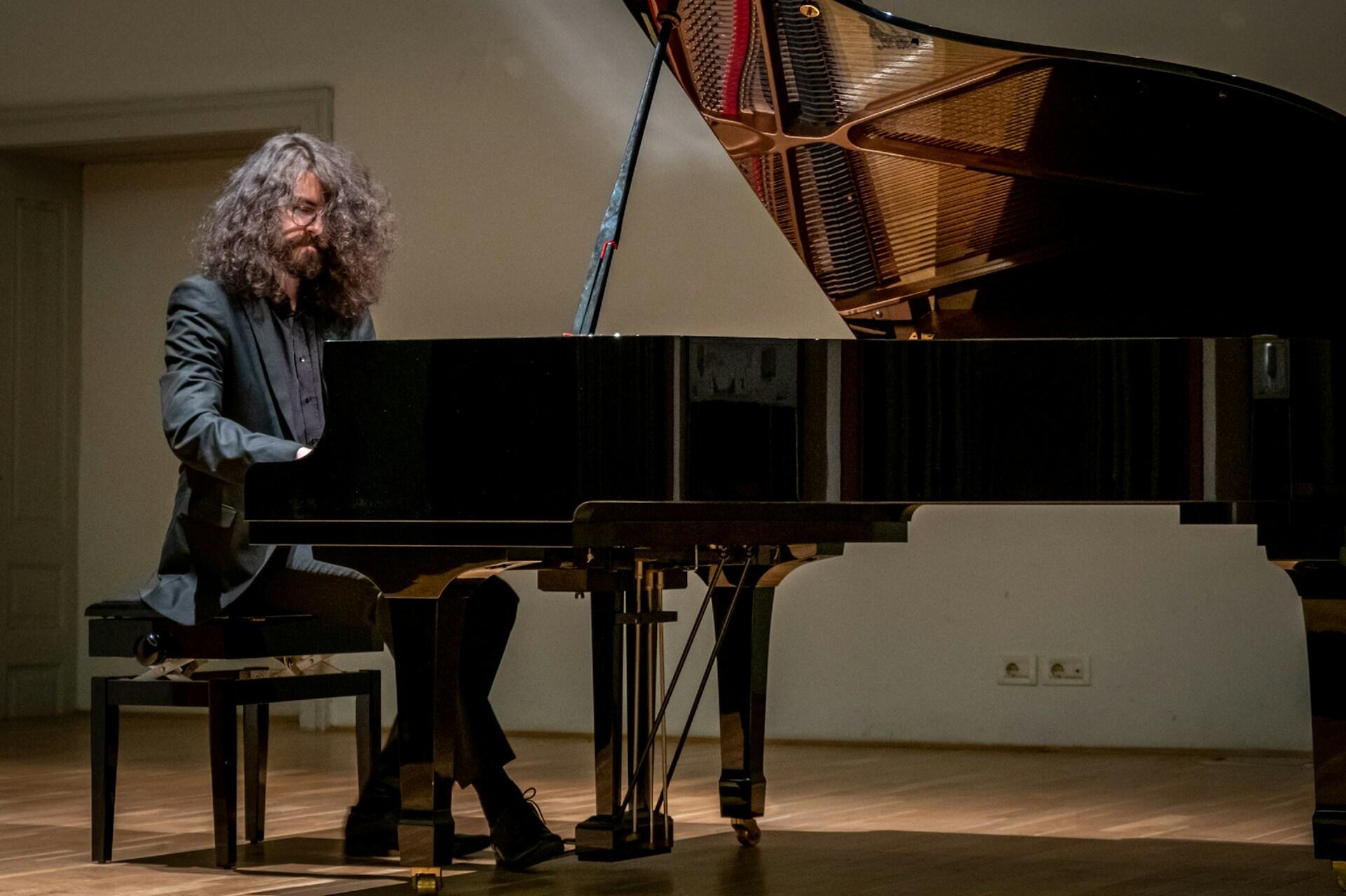 Pianistas groja fortepijonu ant scenos