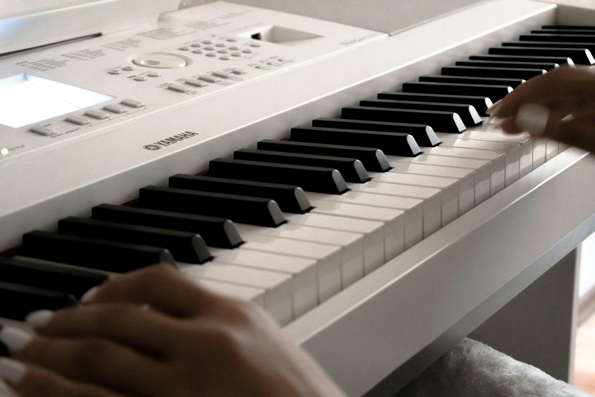 Baltas yamaha skaitmeninis pianinas