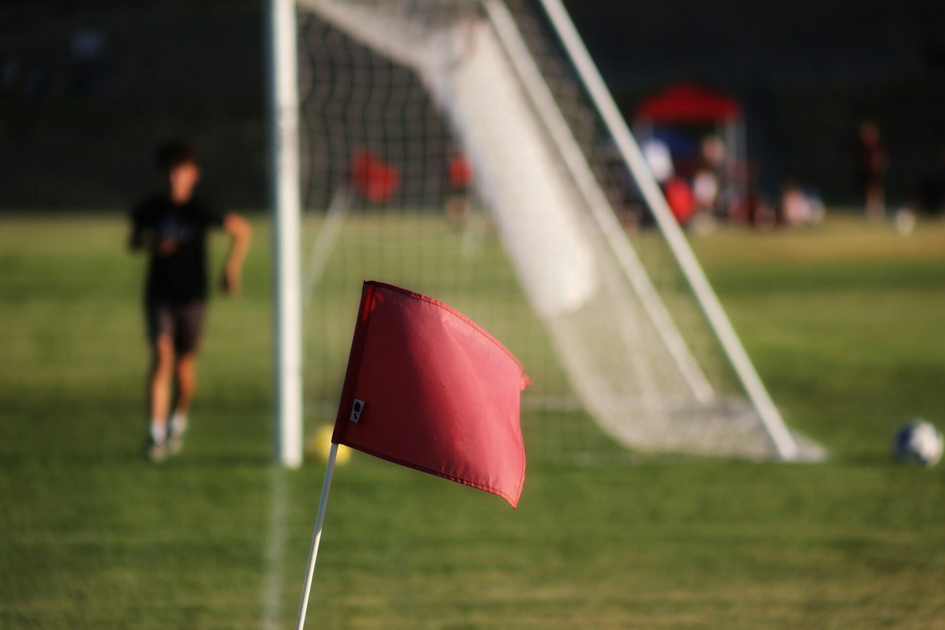 Raudona vėliavėlė futbolo stadione