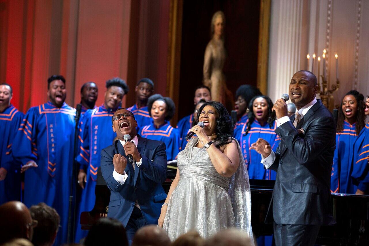 Aretha Franklin dainuoja su choru.