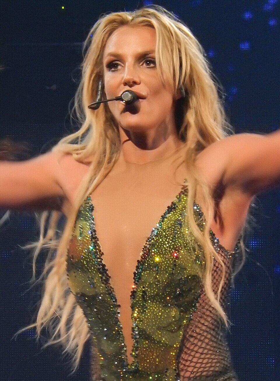 Britney Spears ant scenos