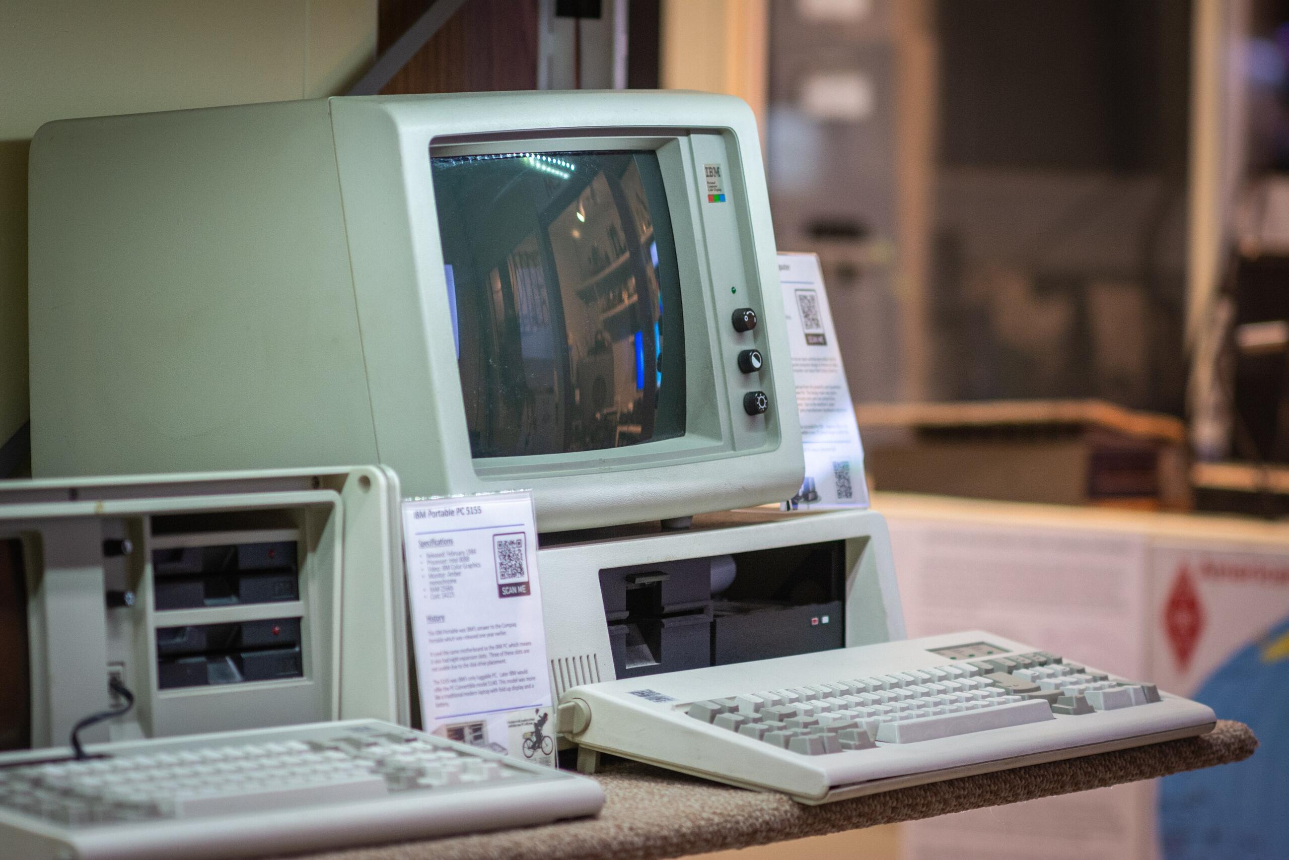 Senovinis IBM kompiuteris iš aštuonesdiašimtųjų