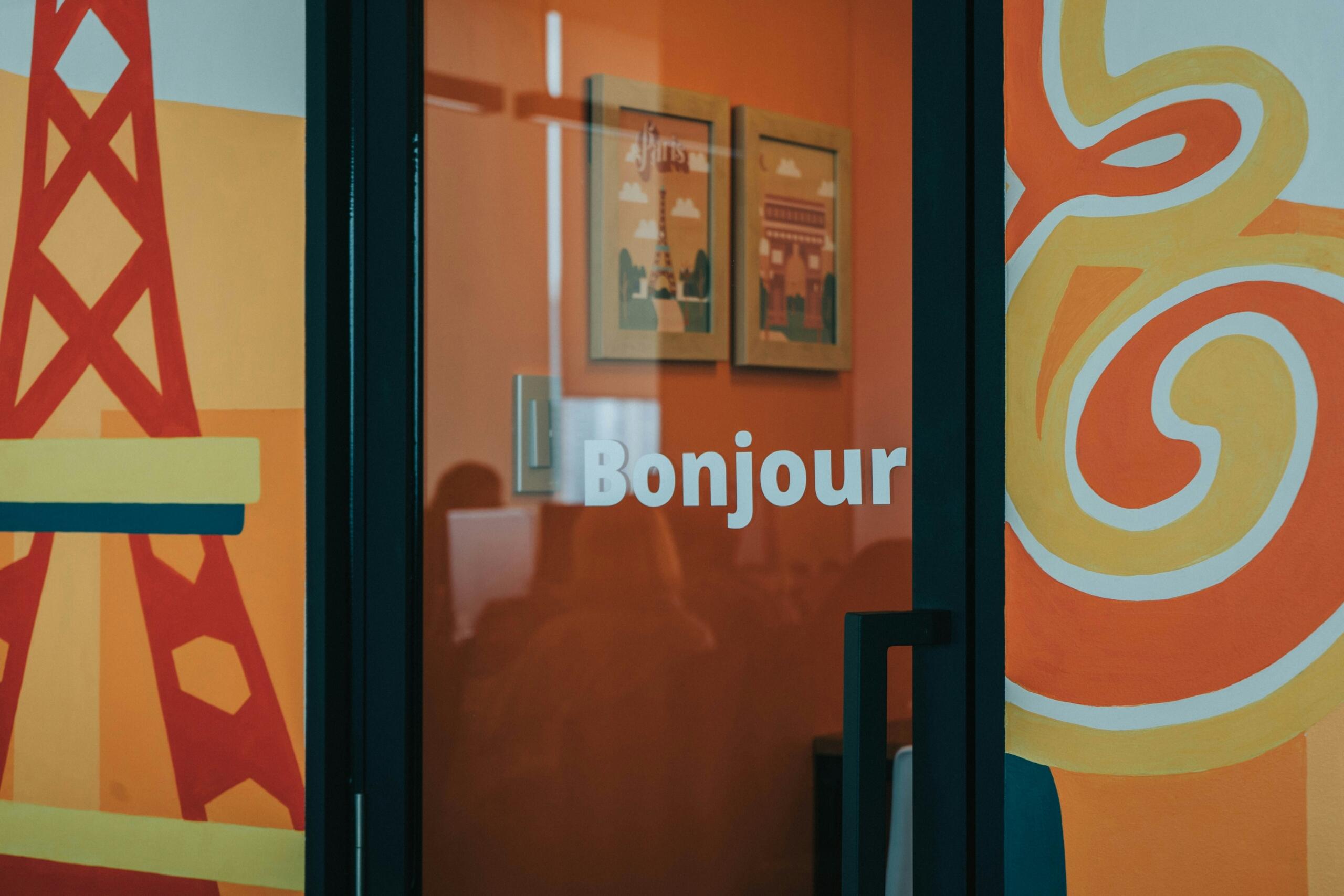 Durys su užrašu „Bonjour“