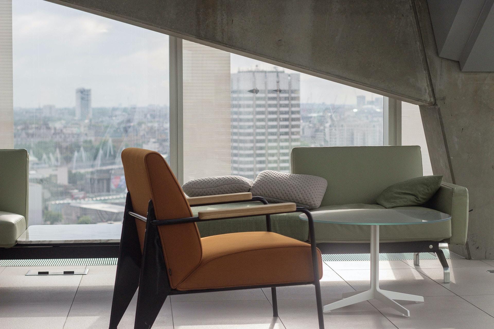 canapé et fauteuils confortables en salle