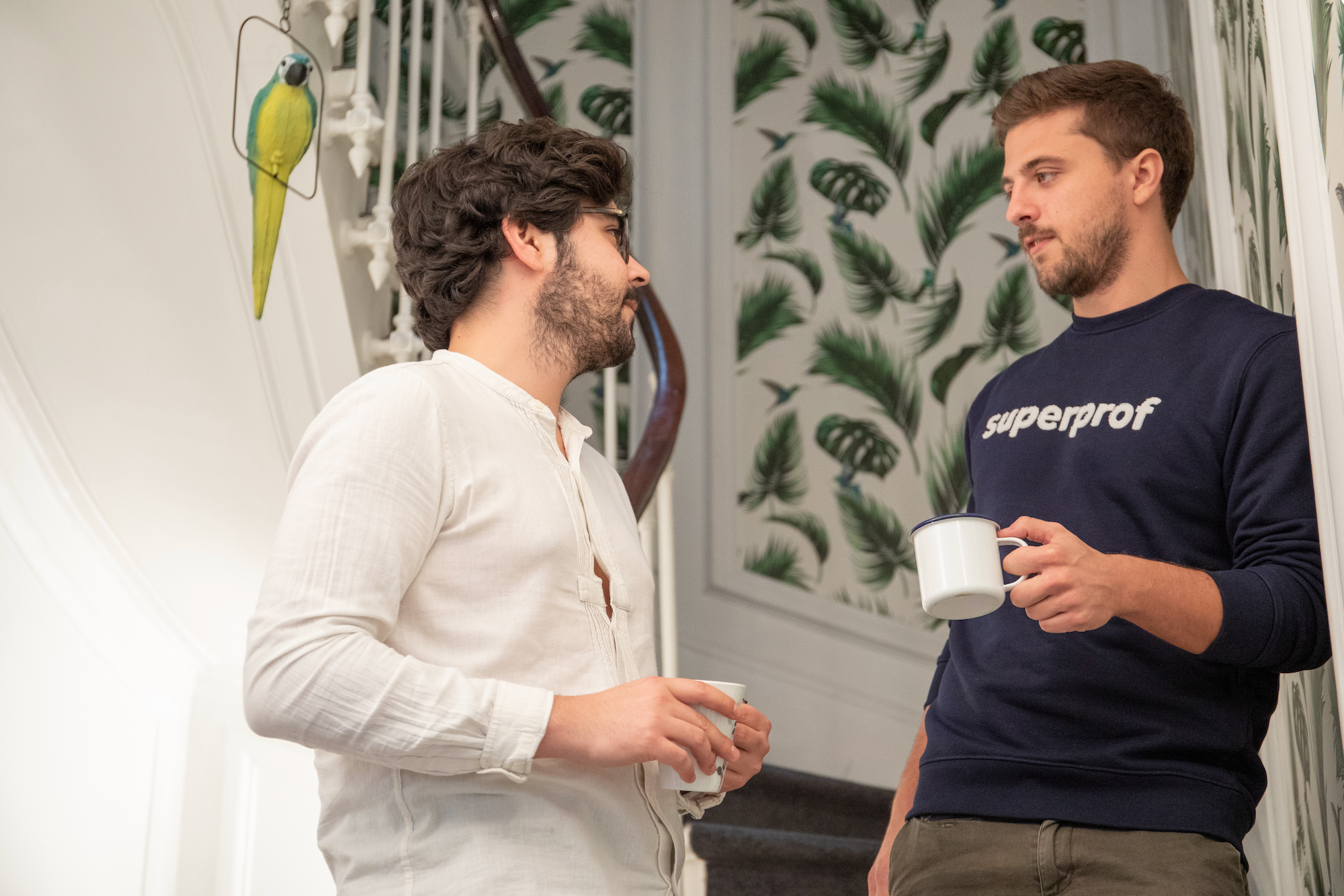 collegues en train de discuter dans les bureaux de superprof 