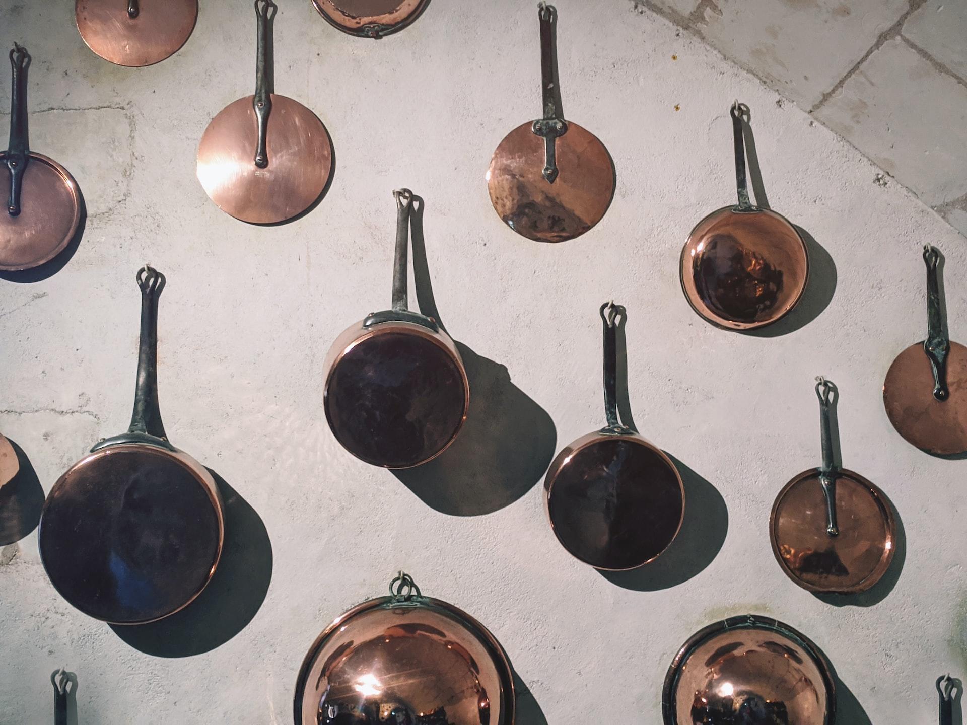 casseroles accrochées au mur