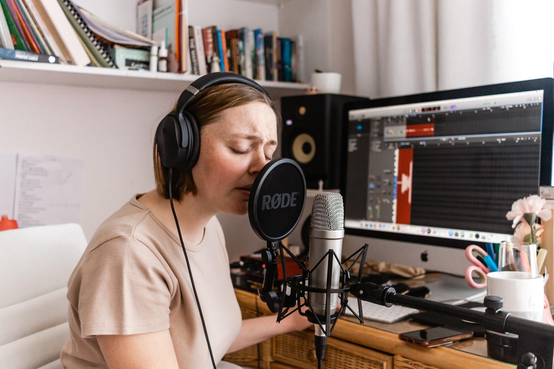 Femme qui chante chez elle
