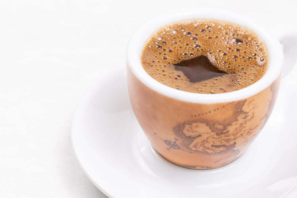 tasse de café et sous-tasse