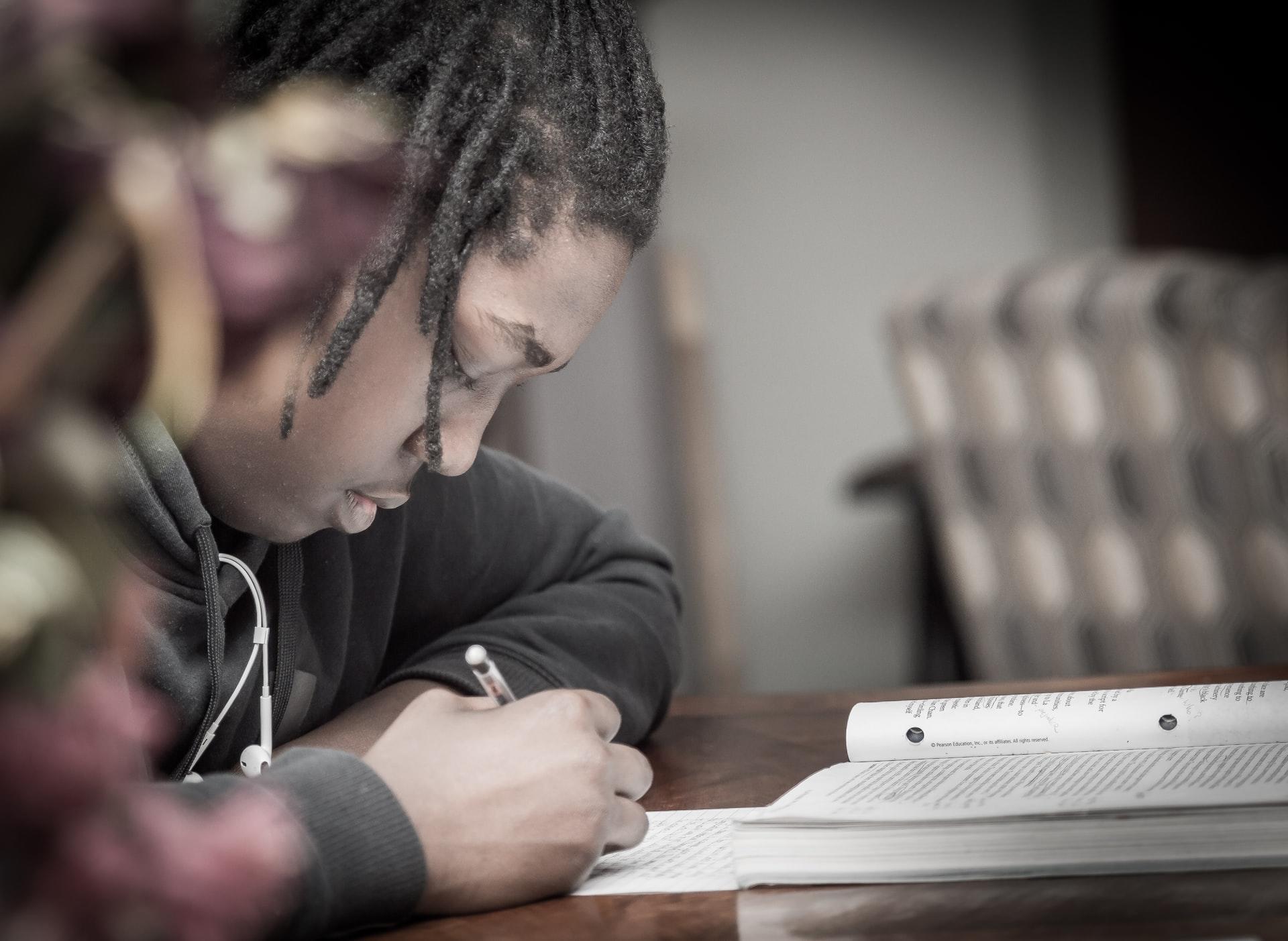 enfant prend des cours d'aide aux devoirs et étudie