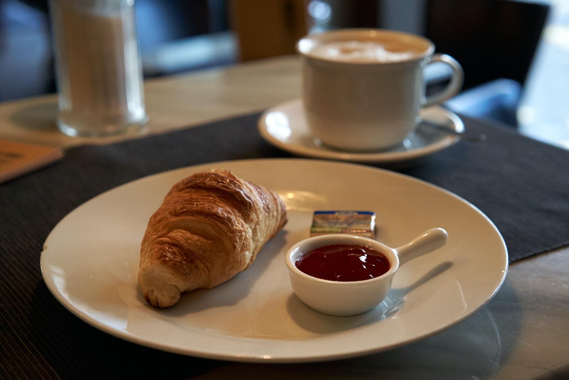 croissant avec confiture et café pour un excellent petit-déjeuner au restaurant
