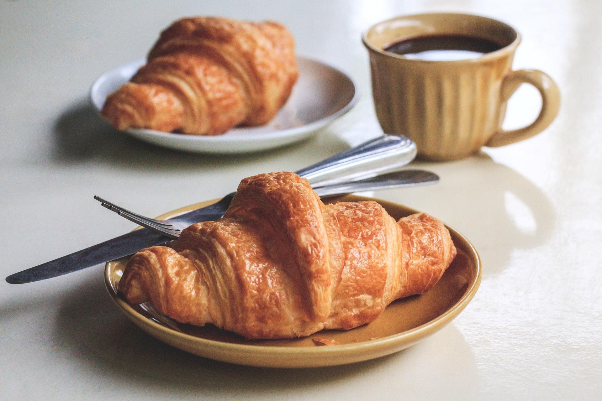 Deux croissants accompagnés d'une tasse de café