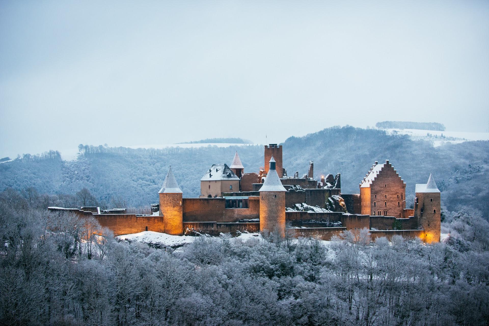 magnifique paysage enneigé du Luxembourg