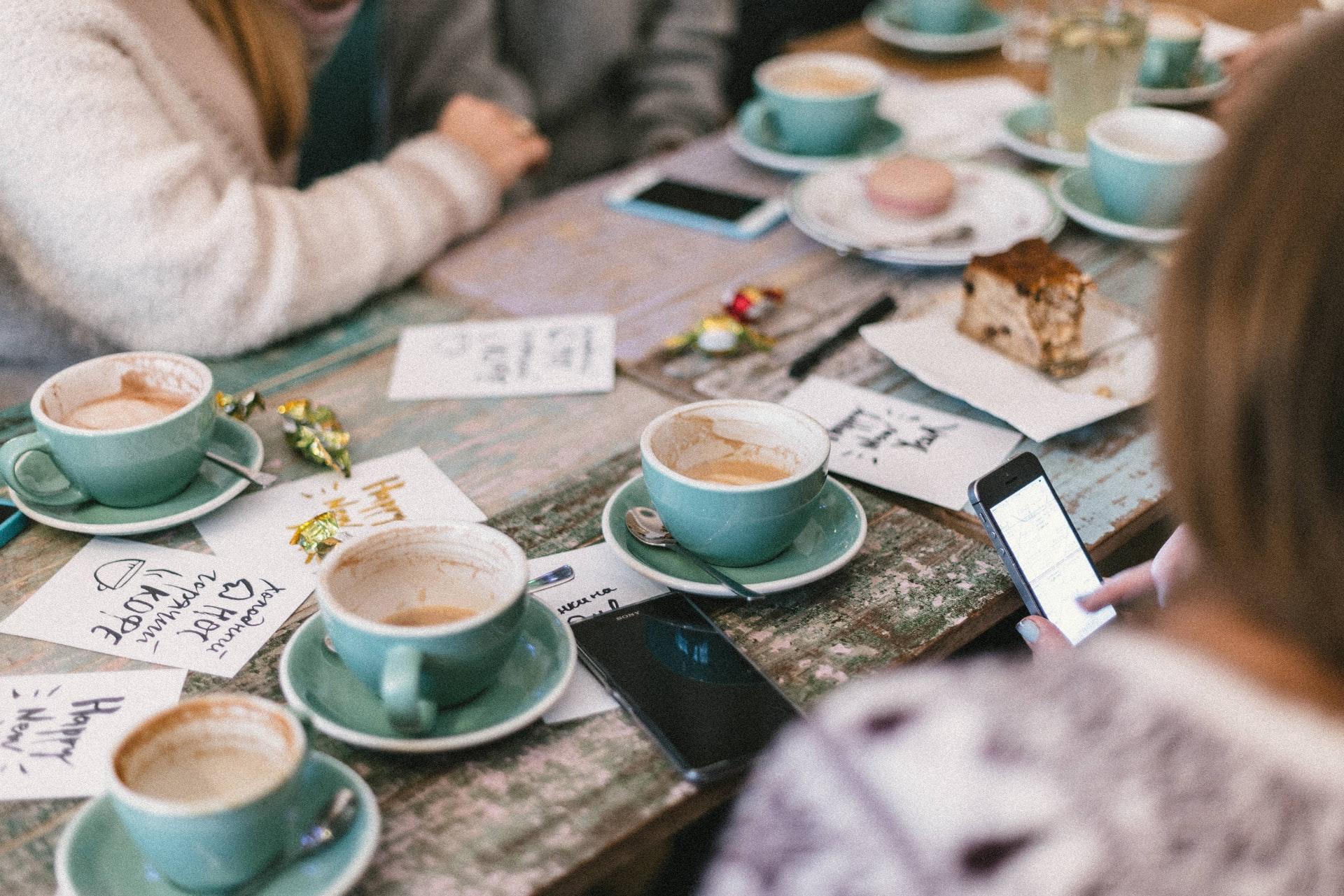 table en bois et tasses de café