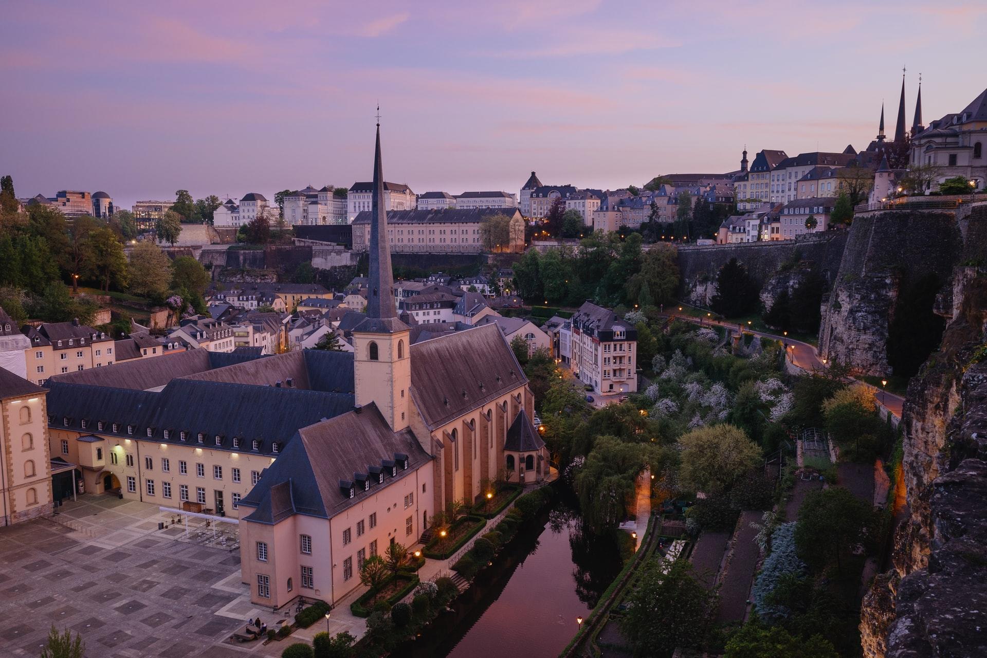 Panorama de Luxembourg-ville alors que le ciel rosit