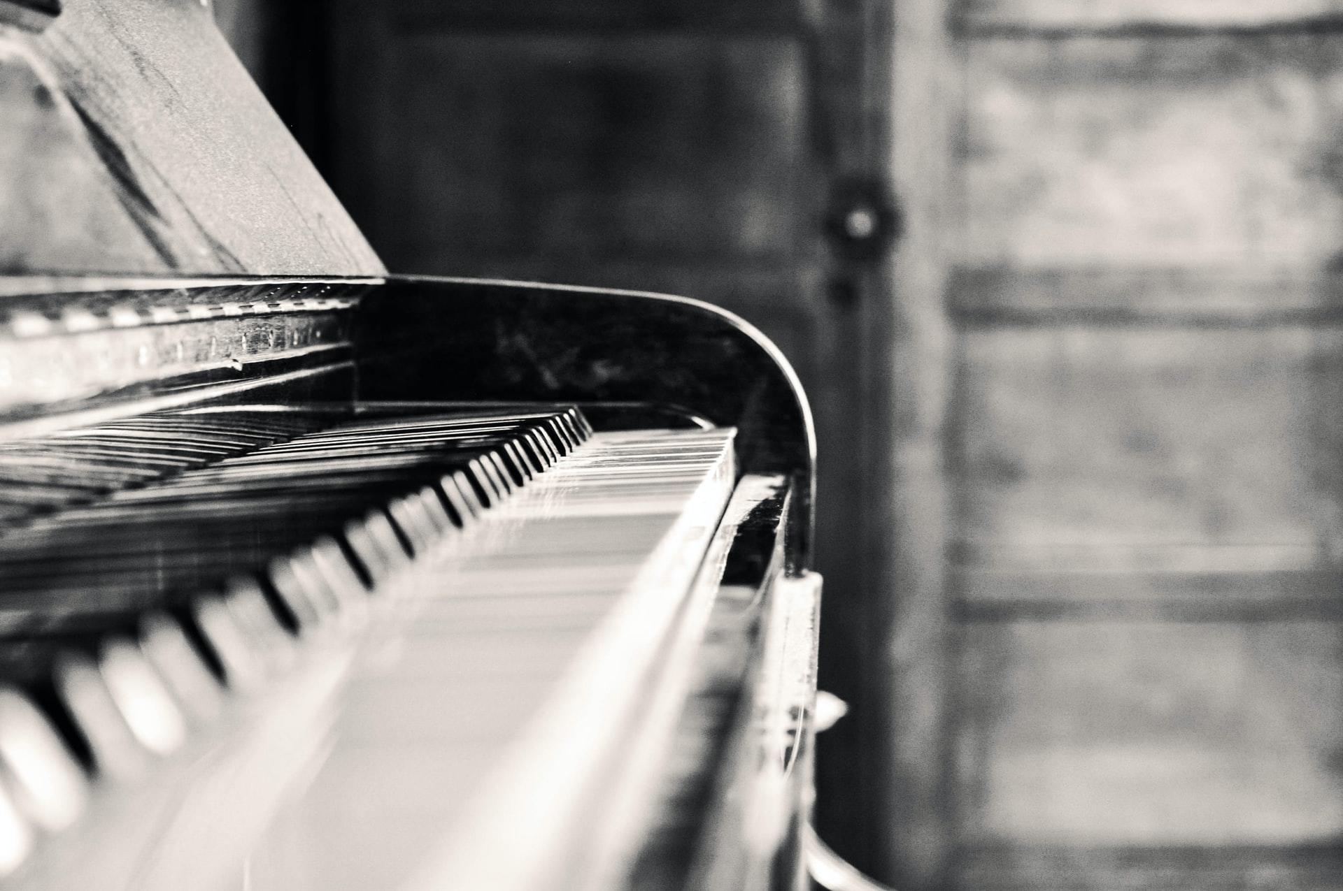 clavier piano noir et blanc