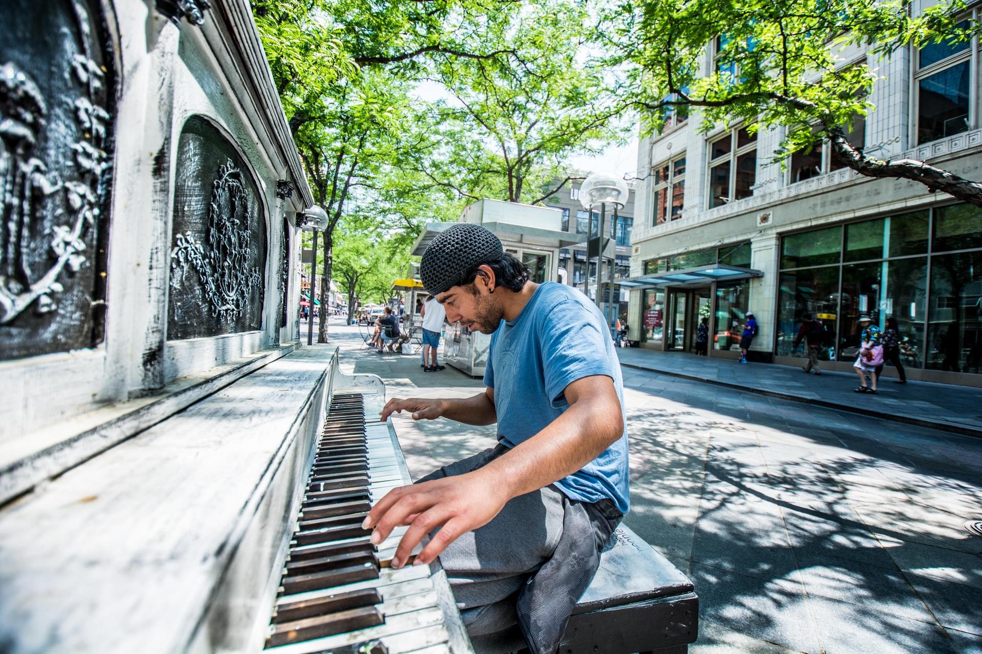 artiste piano de rue