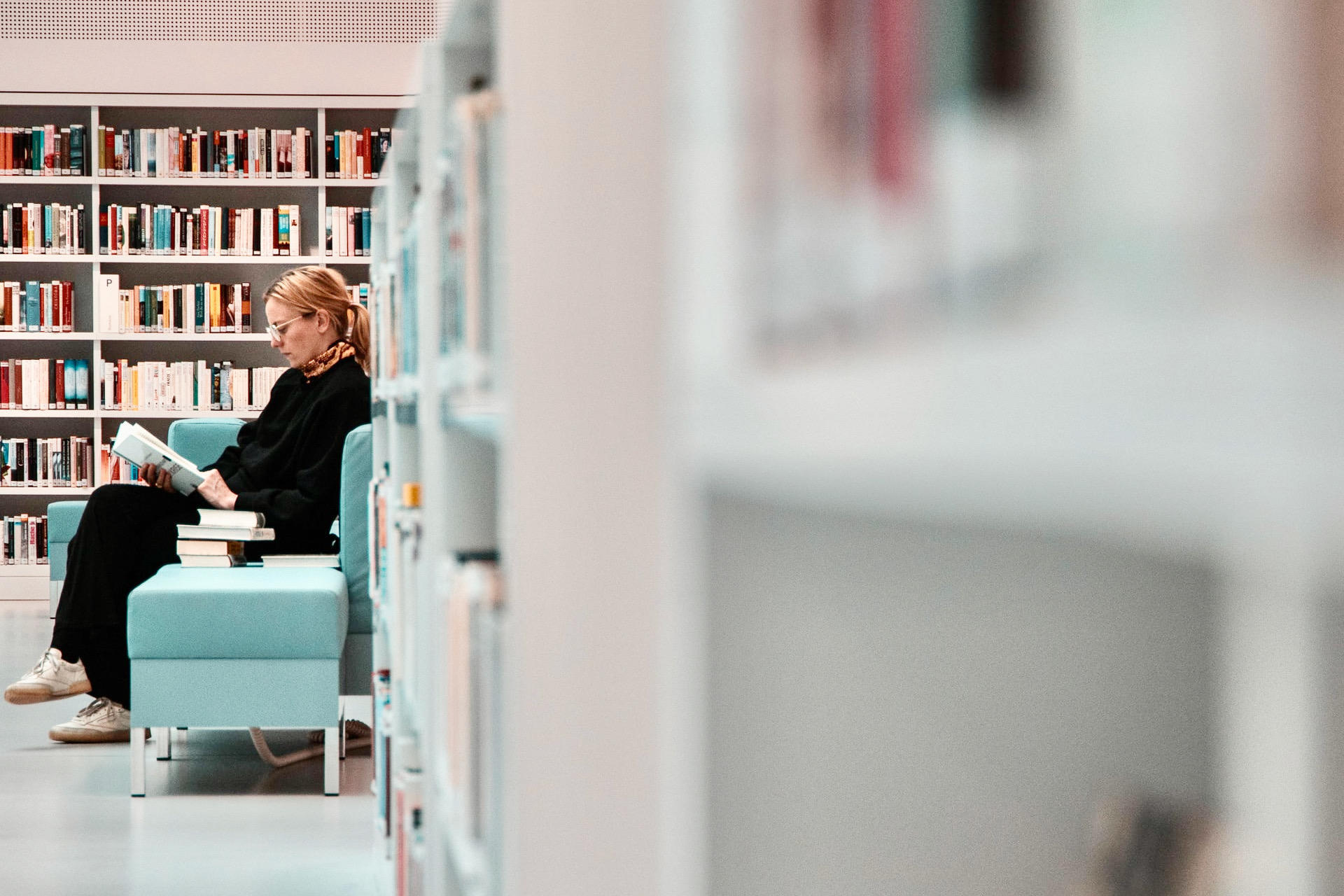 Femme qui lit à la bibliothèque