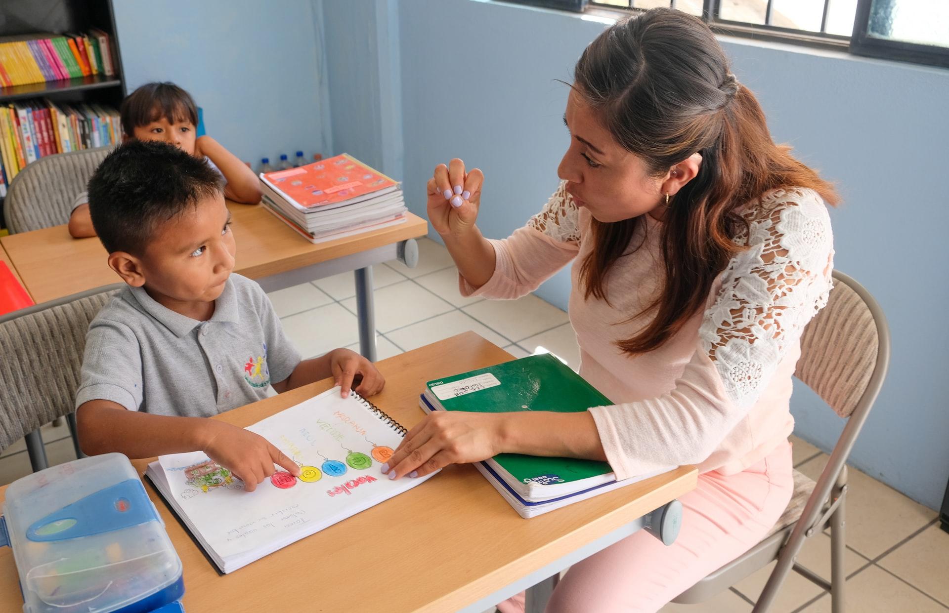 Un enfant et son professeur