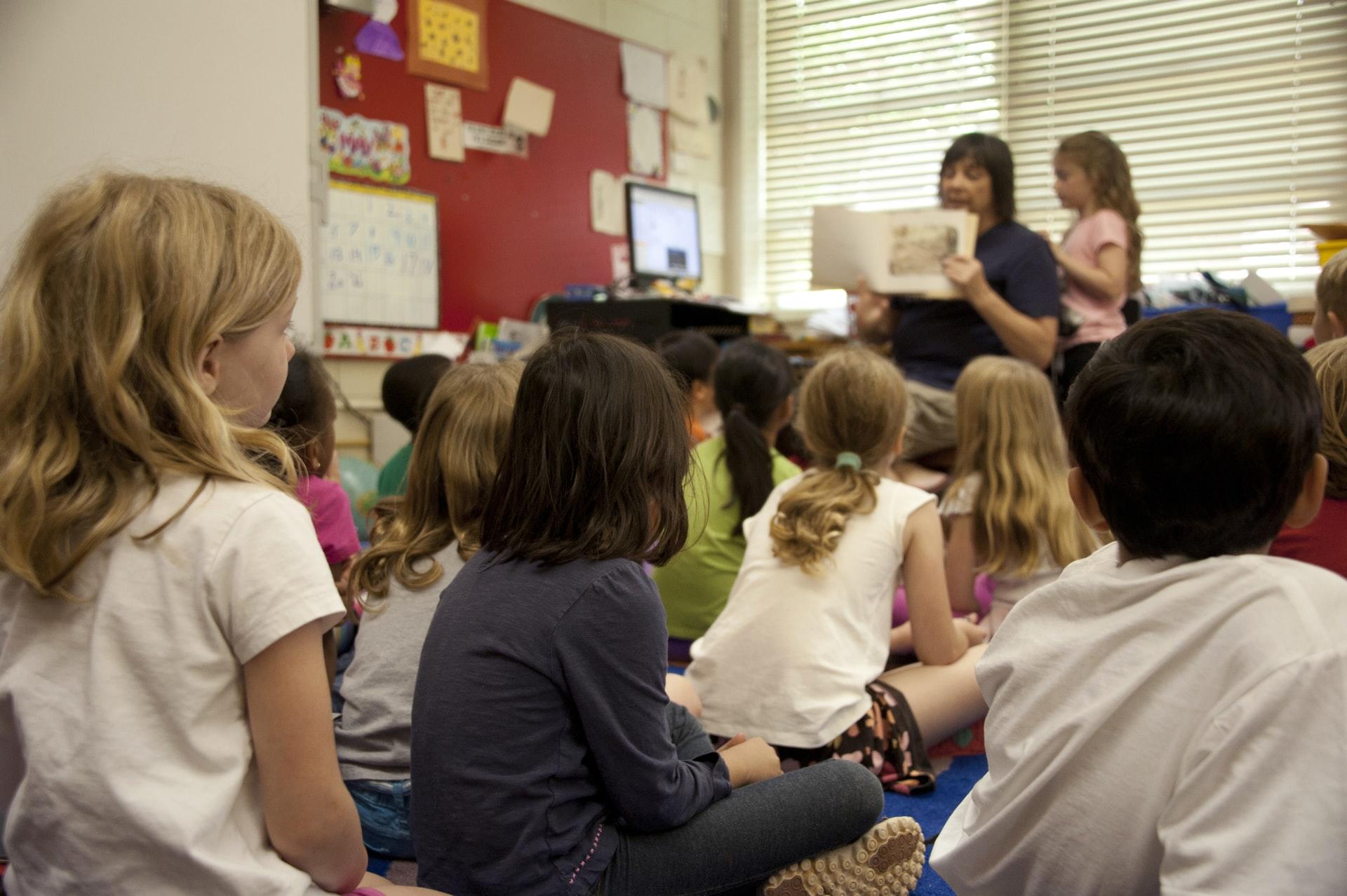 Enfants dans une salle de classe