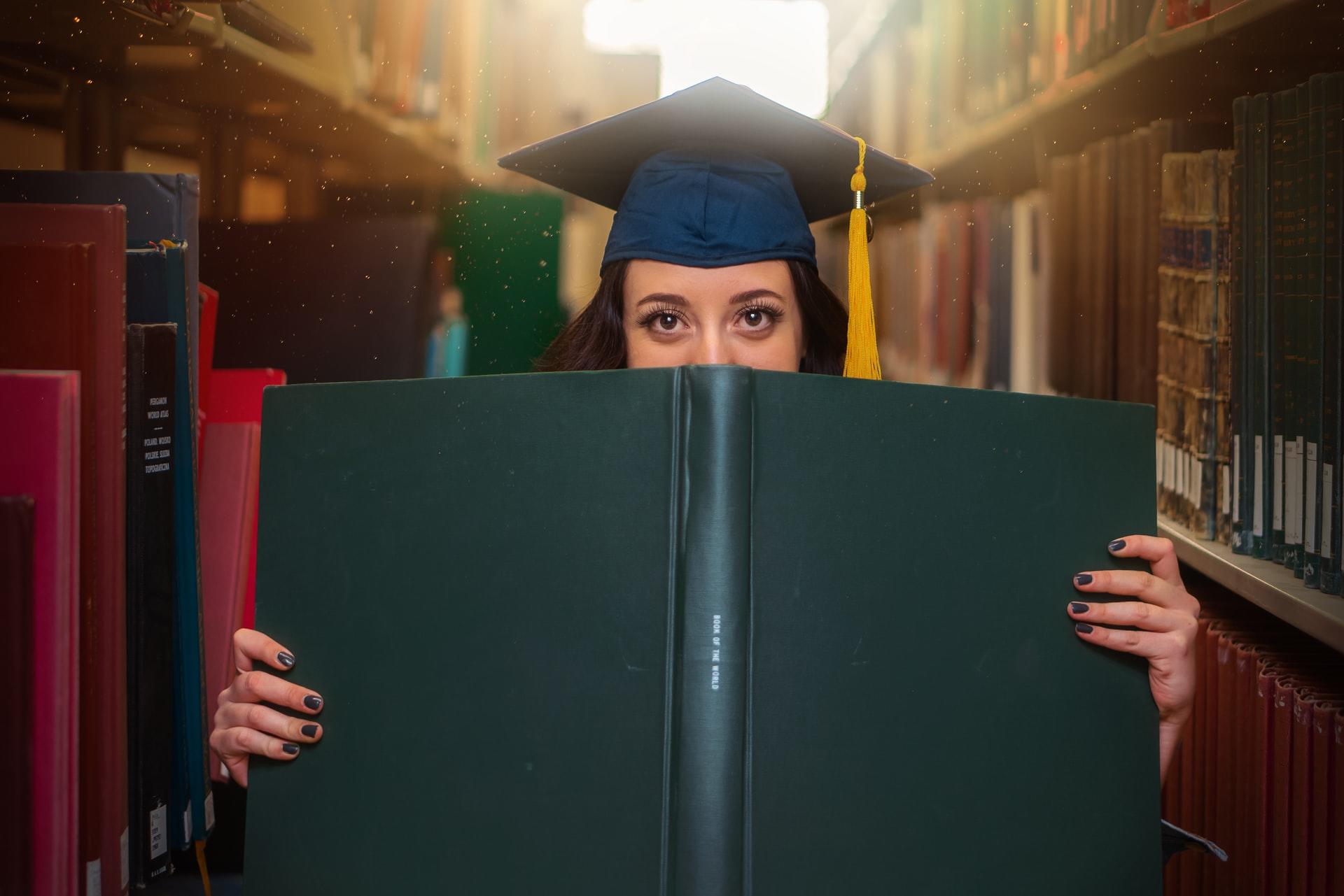 étudiante dans une bibliothèque