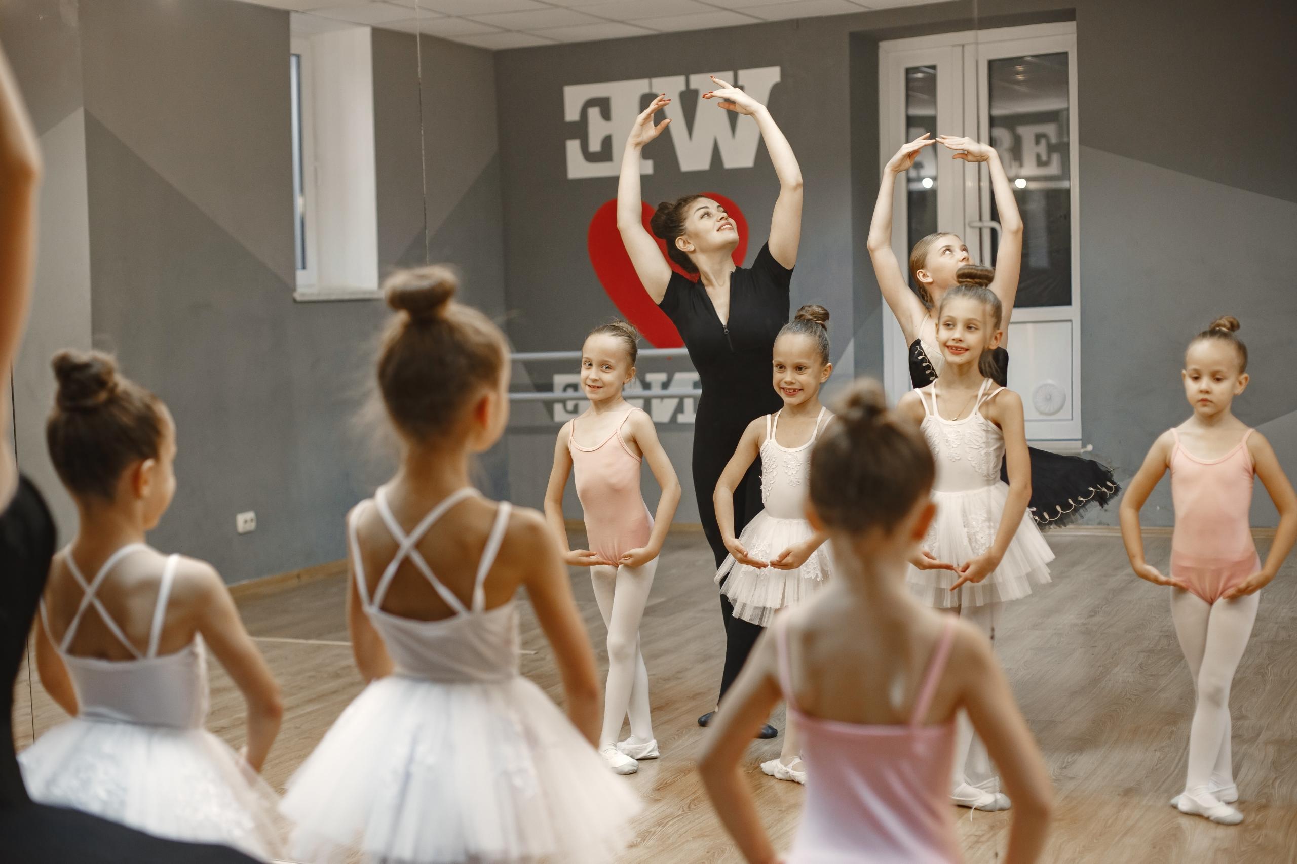 Des enfants prennent un cours de ballet.